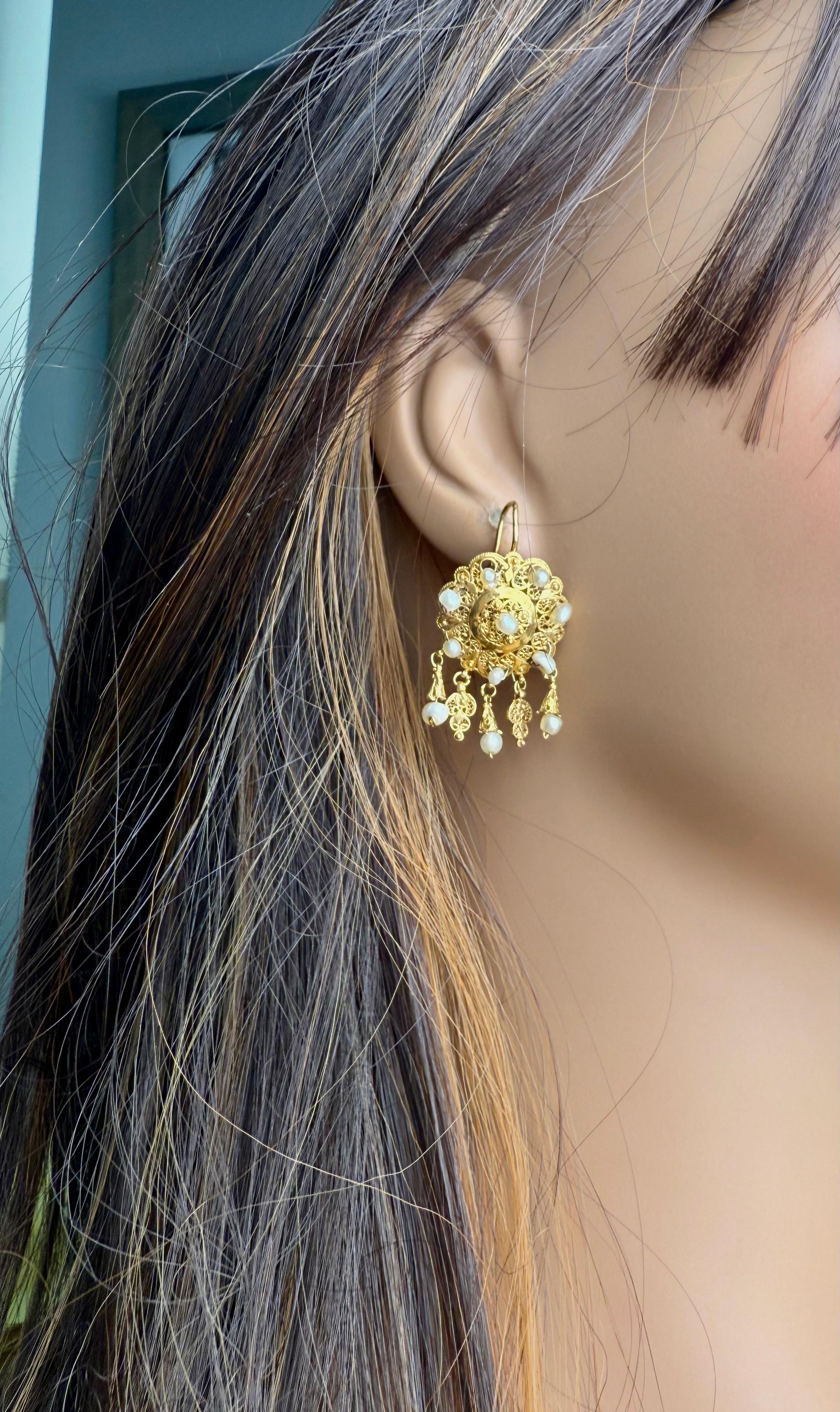 Boucles d'oreilles chandelier anciennes en or jaune 18K et perles de rocaille Pour femmes en vente