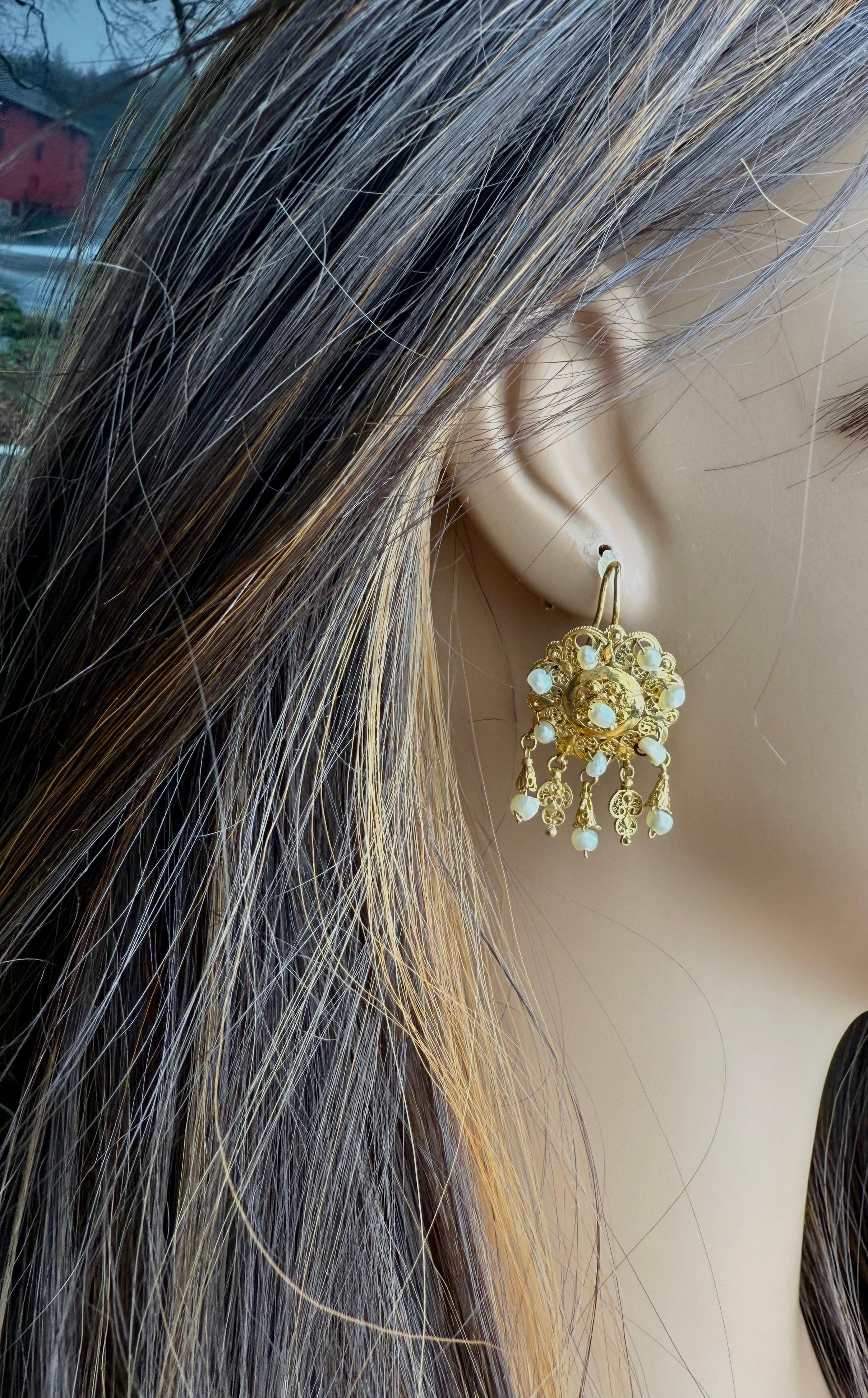 Art déco Boucles d'oreilles chandelier anciennes en or jaune 18K et perles de rocaille en vente