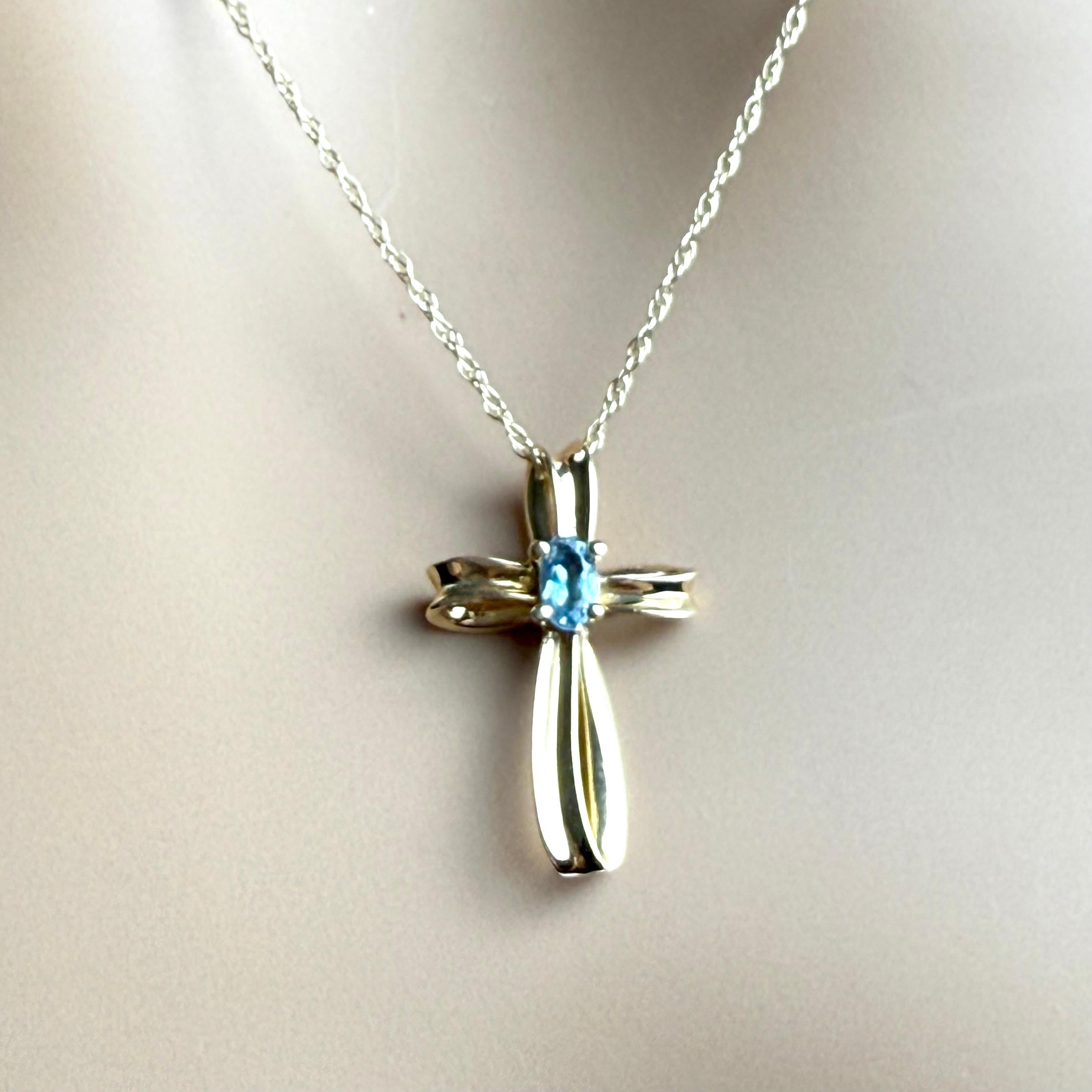 Donna Collana con ciondolo a forma di croce in oro giallo 14K in vendita