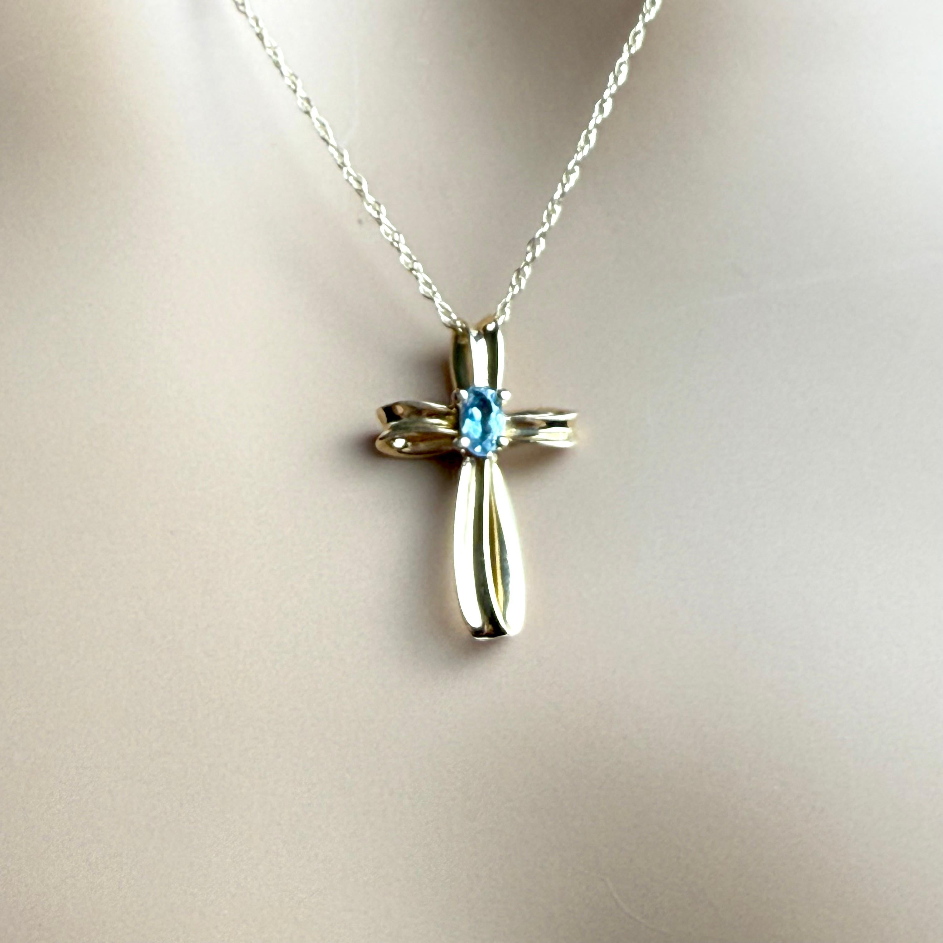 Collana con ciondolo a forma di croce in oro giallo 14K In condizioni buone in vendita a New York, NY