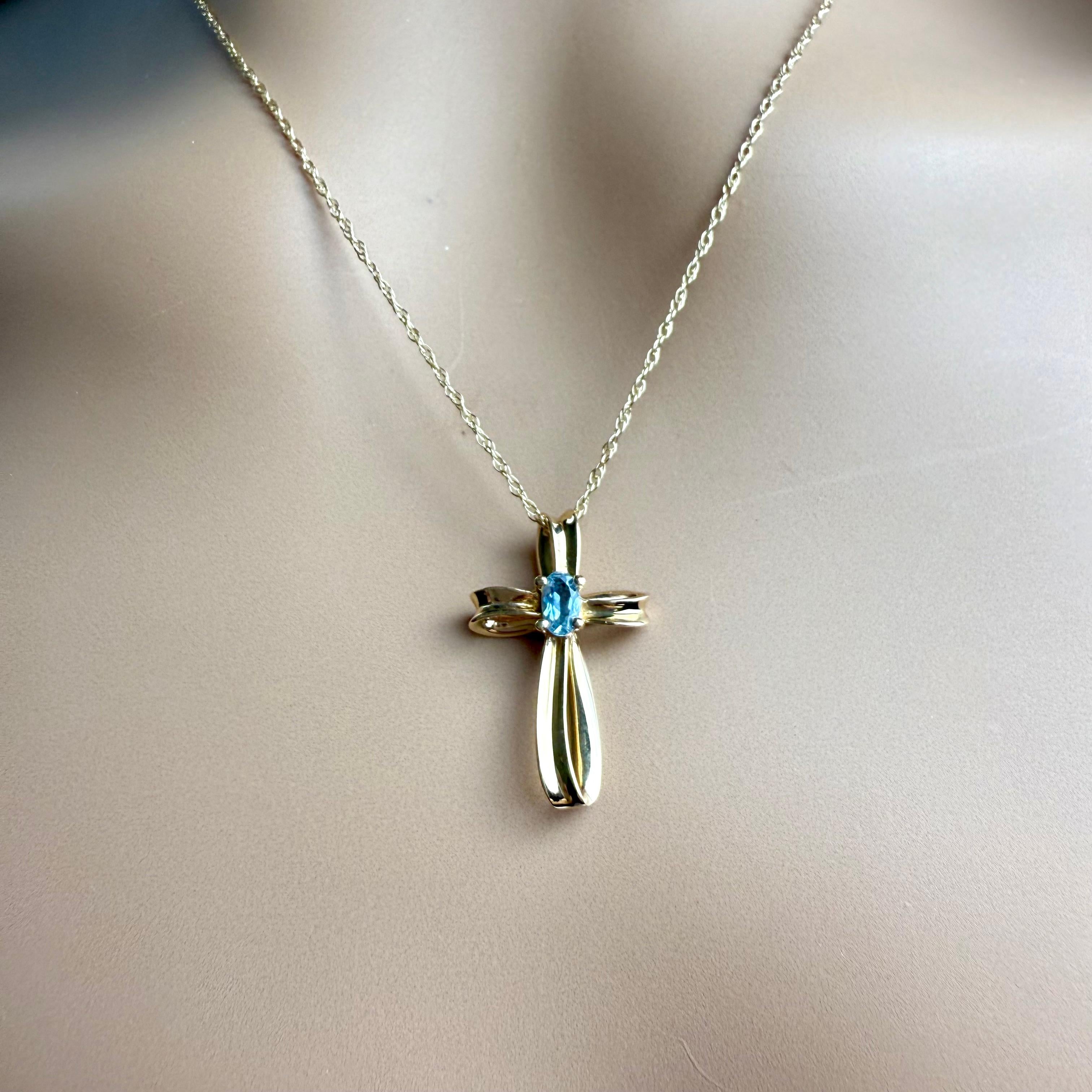 Collana con ciondolo a forma di croce in oro giallo 14K in vendita 1
