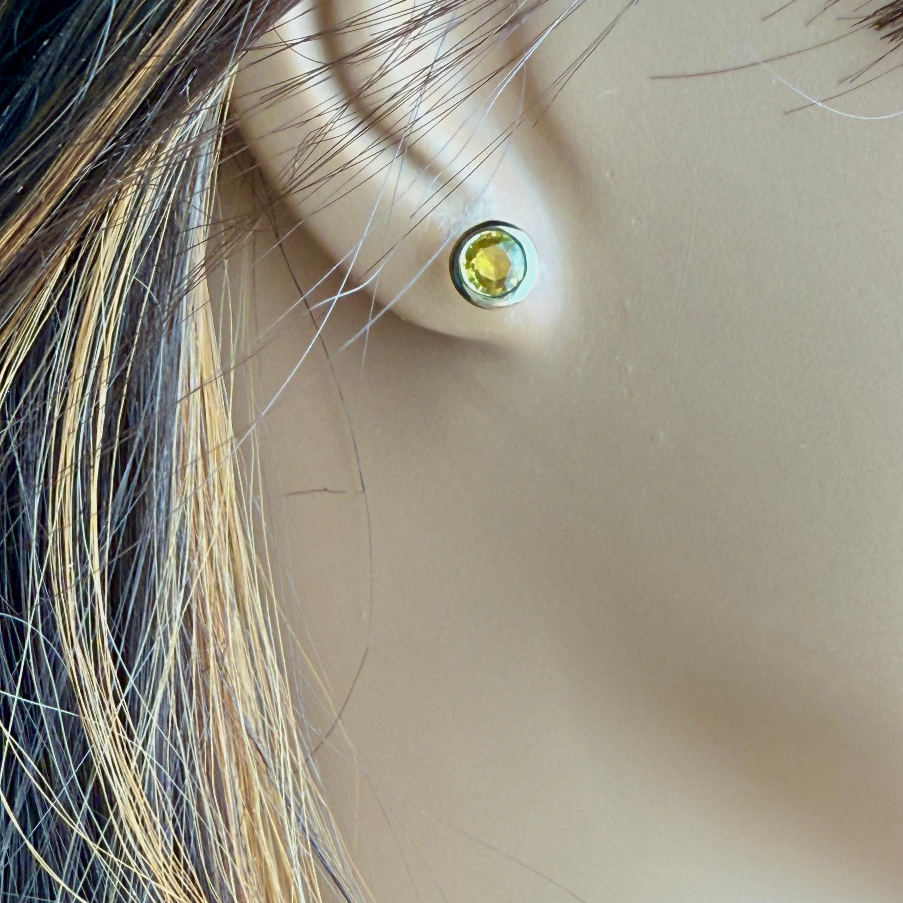 Orecchini a perno con zaffiro giallo di Ceylon in oro giallo 14K In condizioni Nuovo in vendita a New York, NY