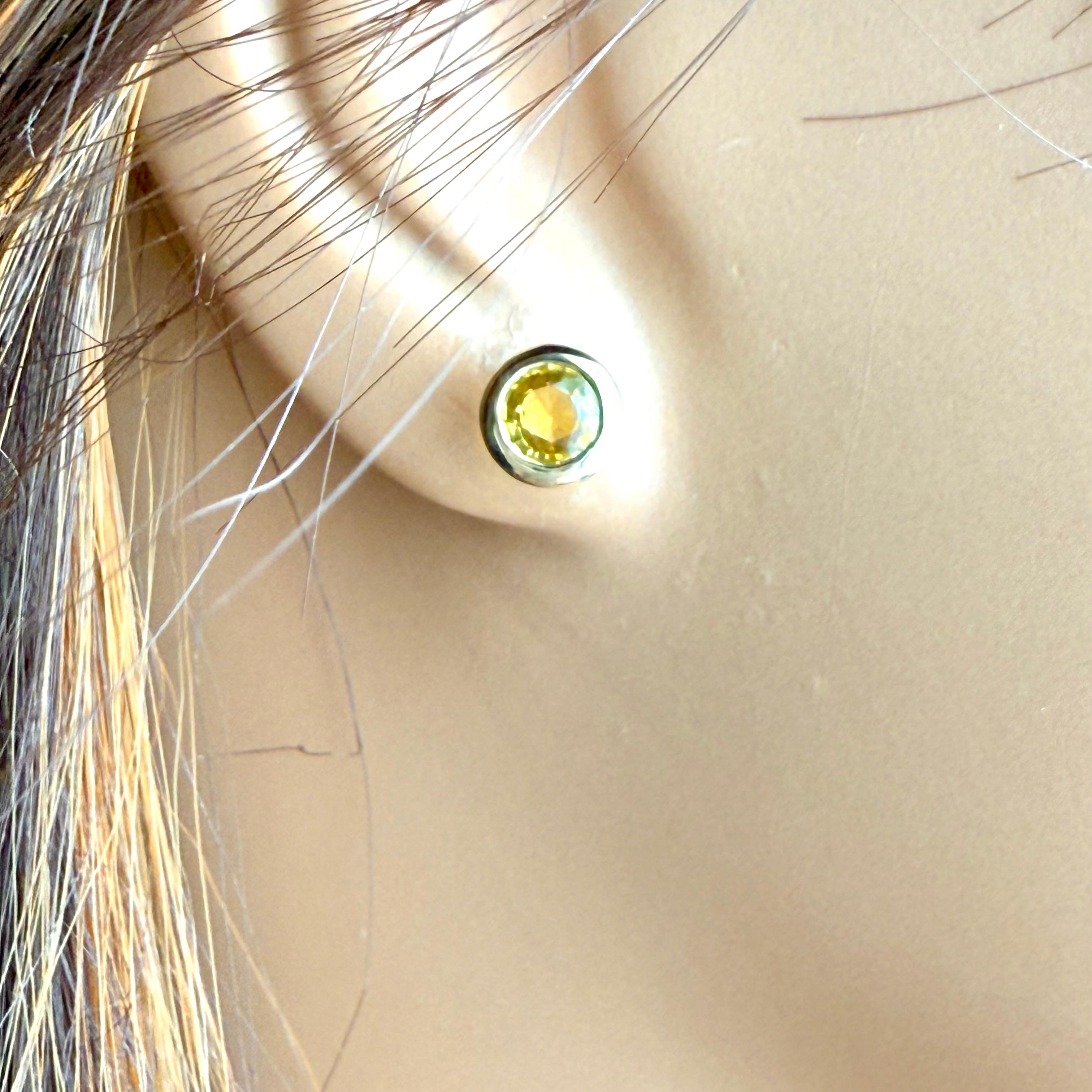Moderno Orecchini a perno con zaffiro giallo di Ceylon in oro giallo 14K in vendita