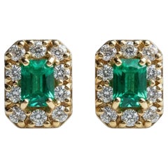 Boucles d
oreilles Halo en or jaune 14K avec émeraude de Colombie taillée