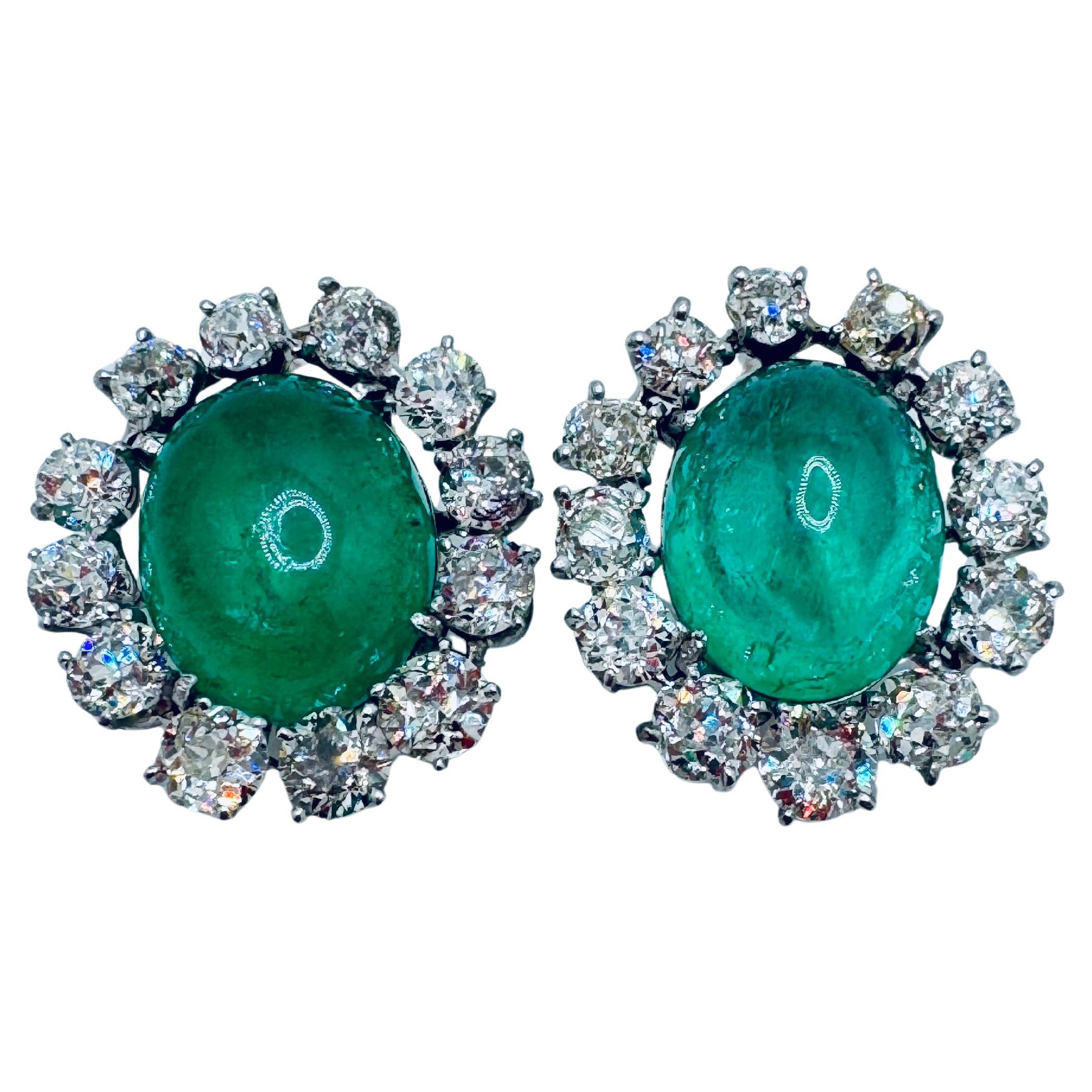 Orecchini a clip in stile Art Déco edoardiano con smeraldo cabochon e diamanti in vendita