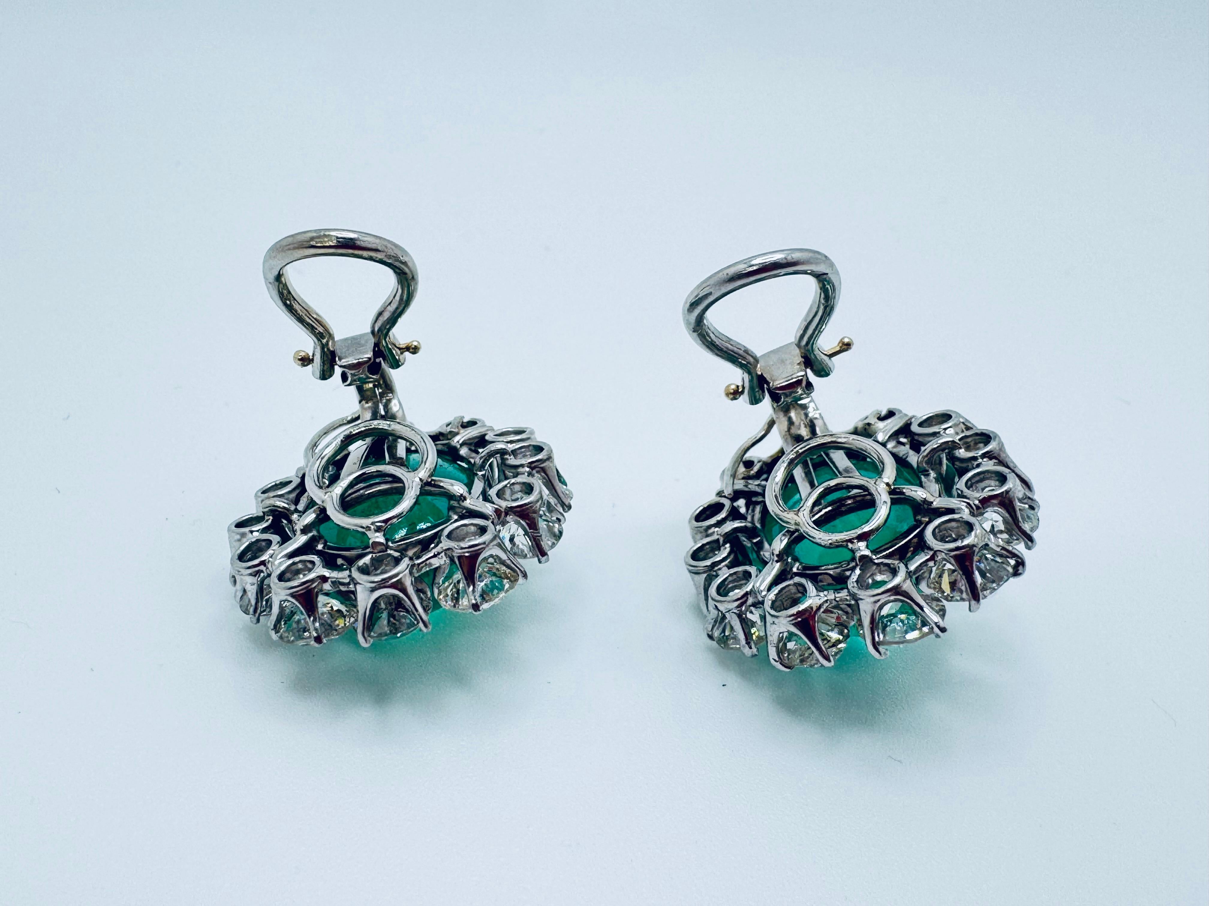 Orecchini a clip in stile Art Déco edoardiano con smeraldo cabochon e diamanti in vendita 2