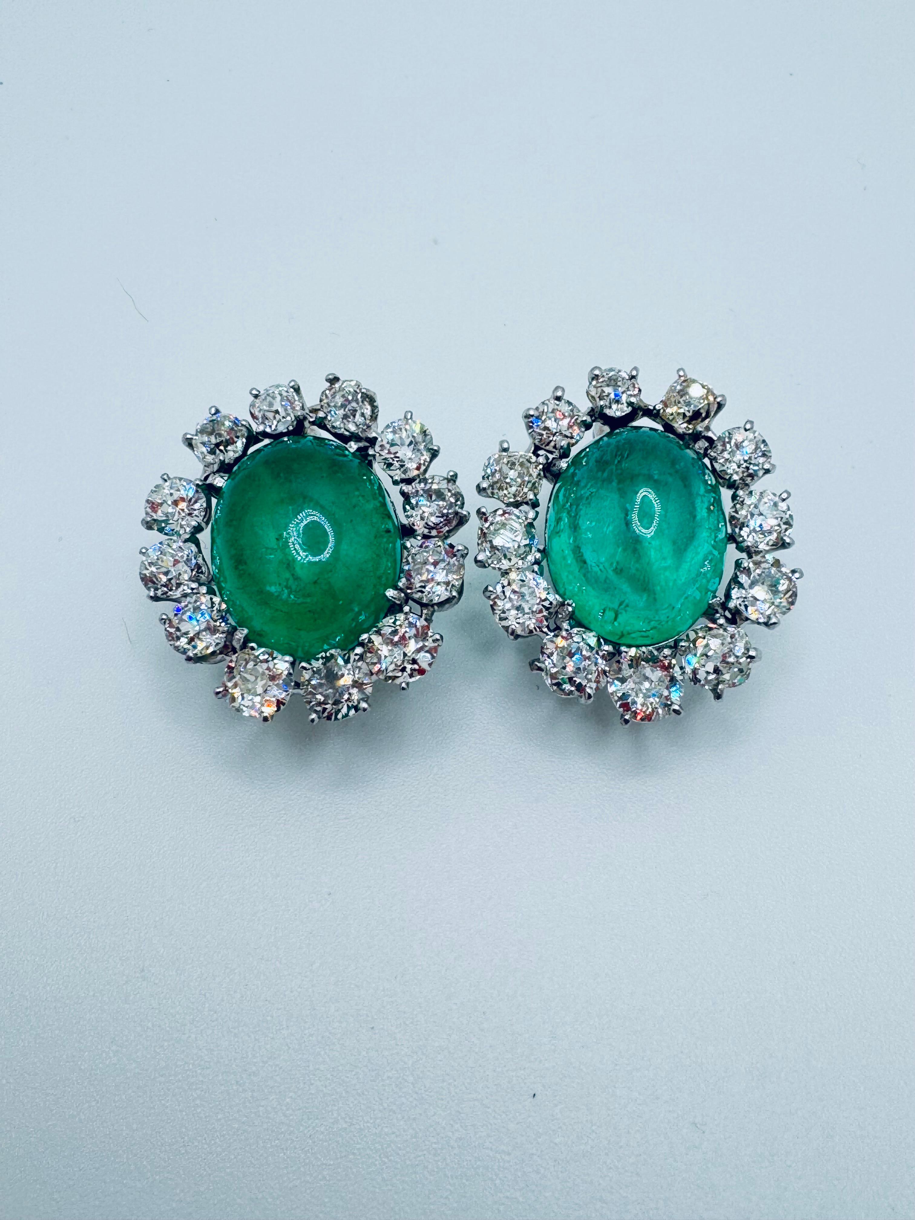da uomo o donna Orecchini a clip in stile Art Déco edoardiano con smeraldo cabochon e diamanti in vendita