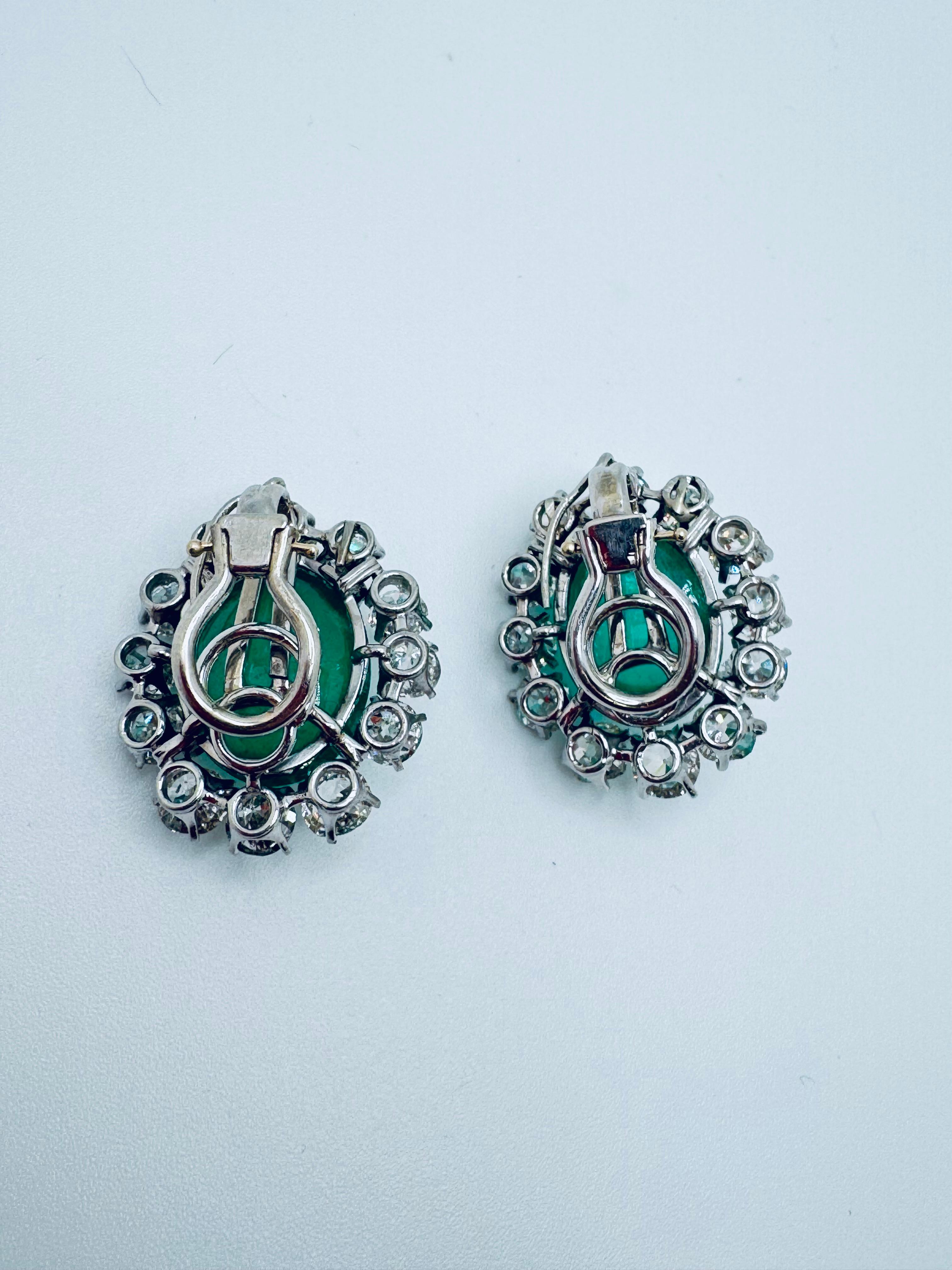 Orecchini a clip in stile Art Déco edoardiano con smeraldo cabochon e diamanti in vendita 1