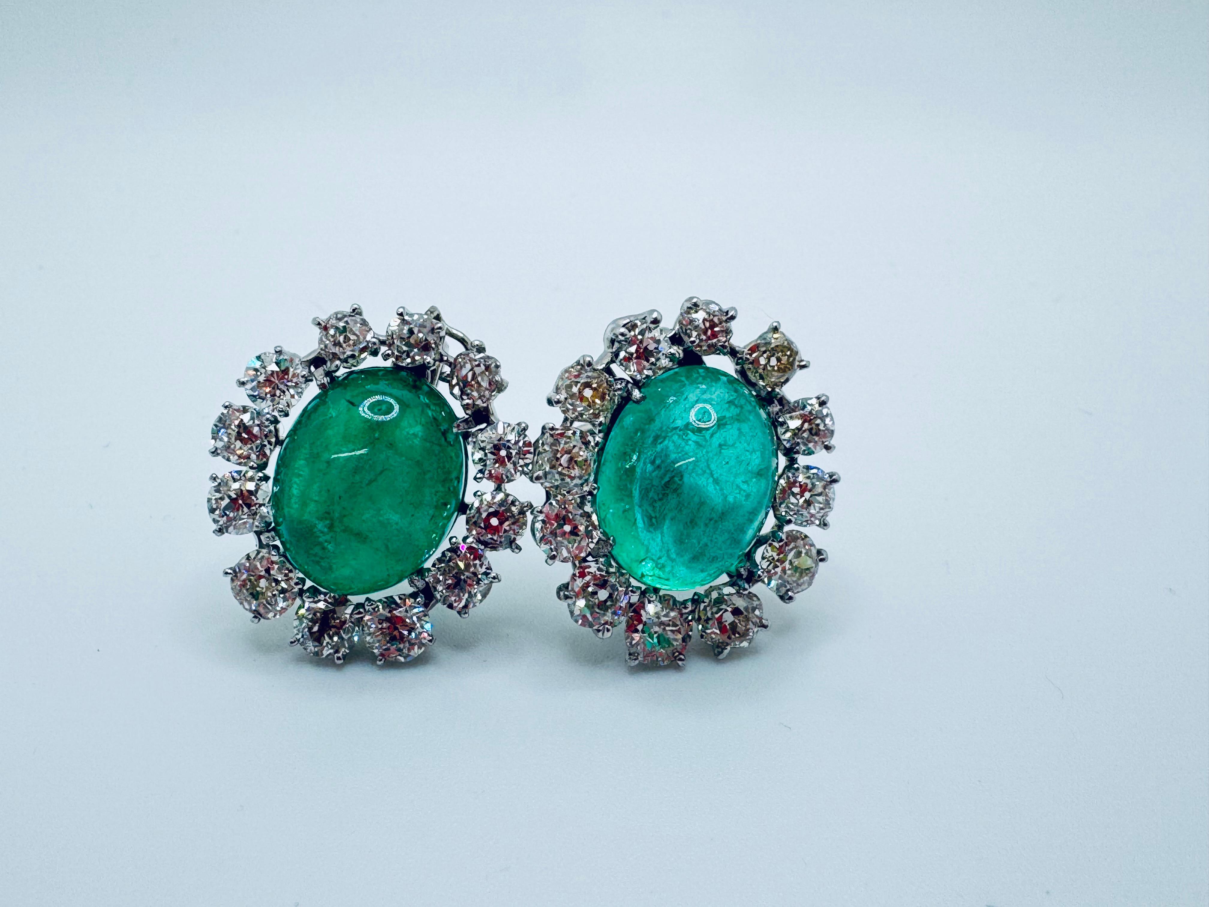 Orecchini a clip in stile Art Déco edoardiano con smeraldo cabochon e diamanti in vendita 3