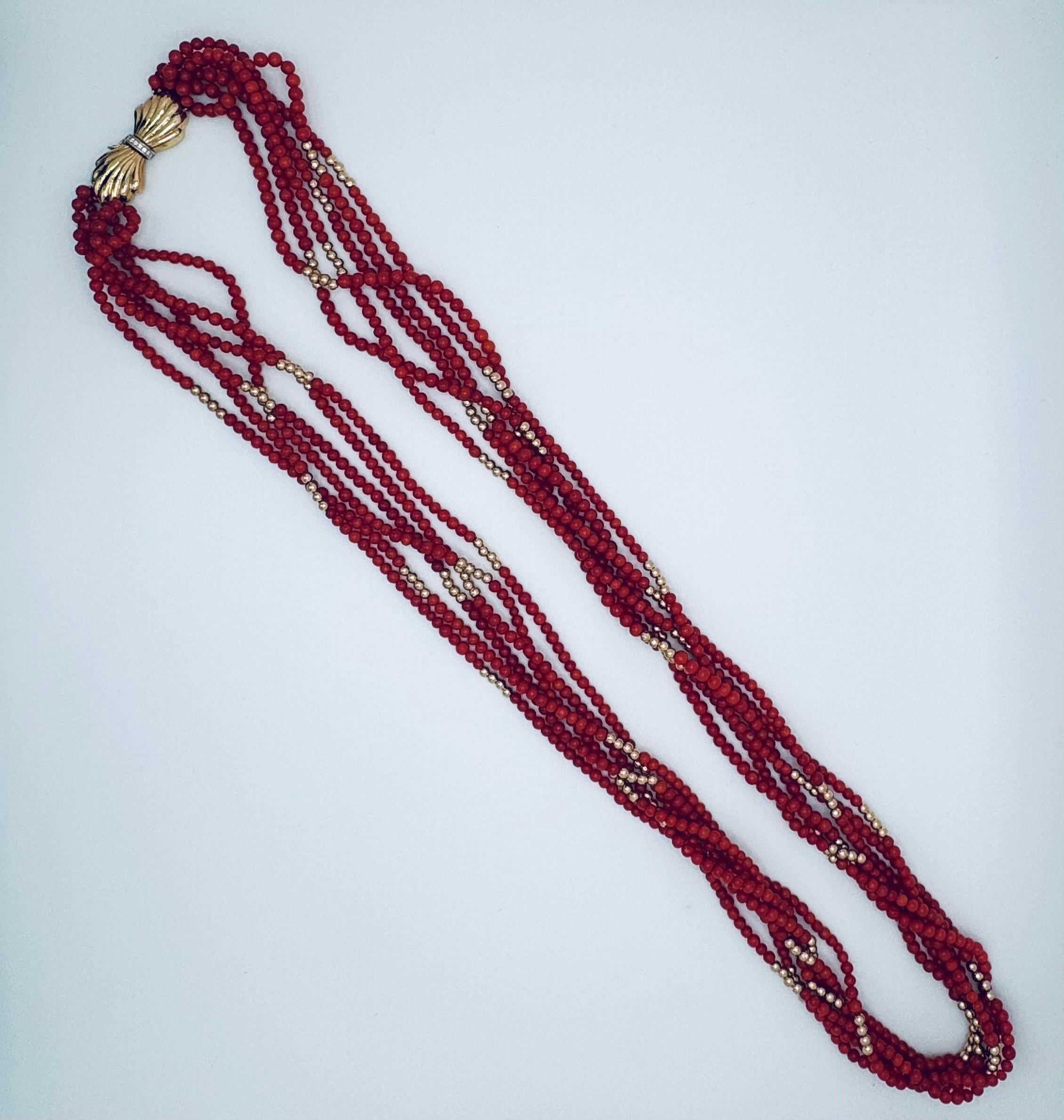 Questa collana con perline di corallo ritorto è caratterizzata da una vibrante eleganza e da dettagli in oro giallo 18 carati. Il design è caratterizzato da sei borchie in corallo lucido, ognuna di 4 mm, completate da perline in oro 18 carati