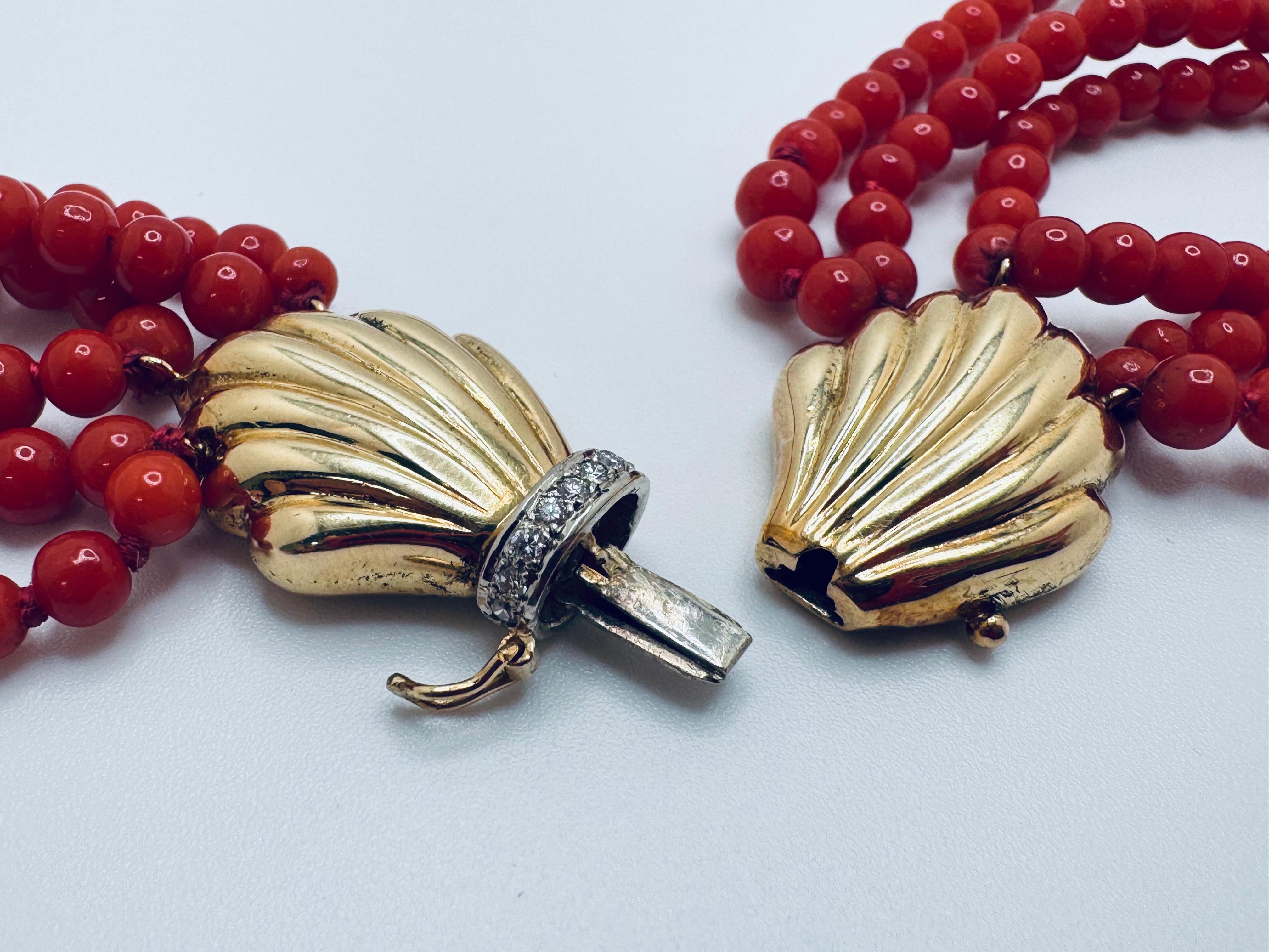 Collana di corallo con perline intrecciate in vendita 1