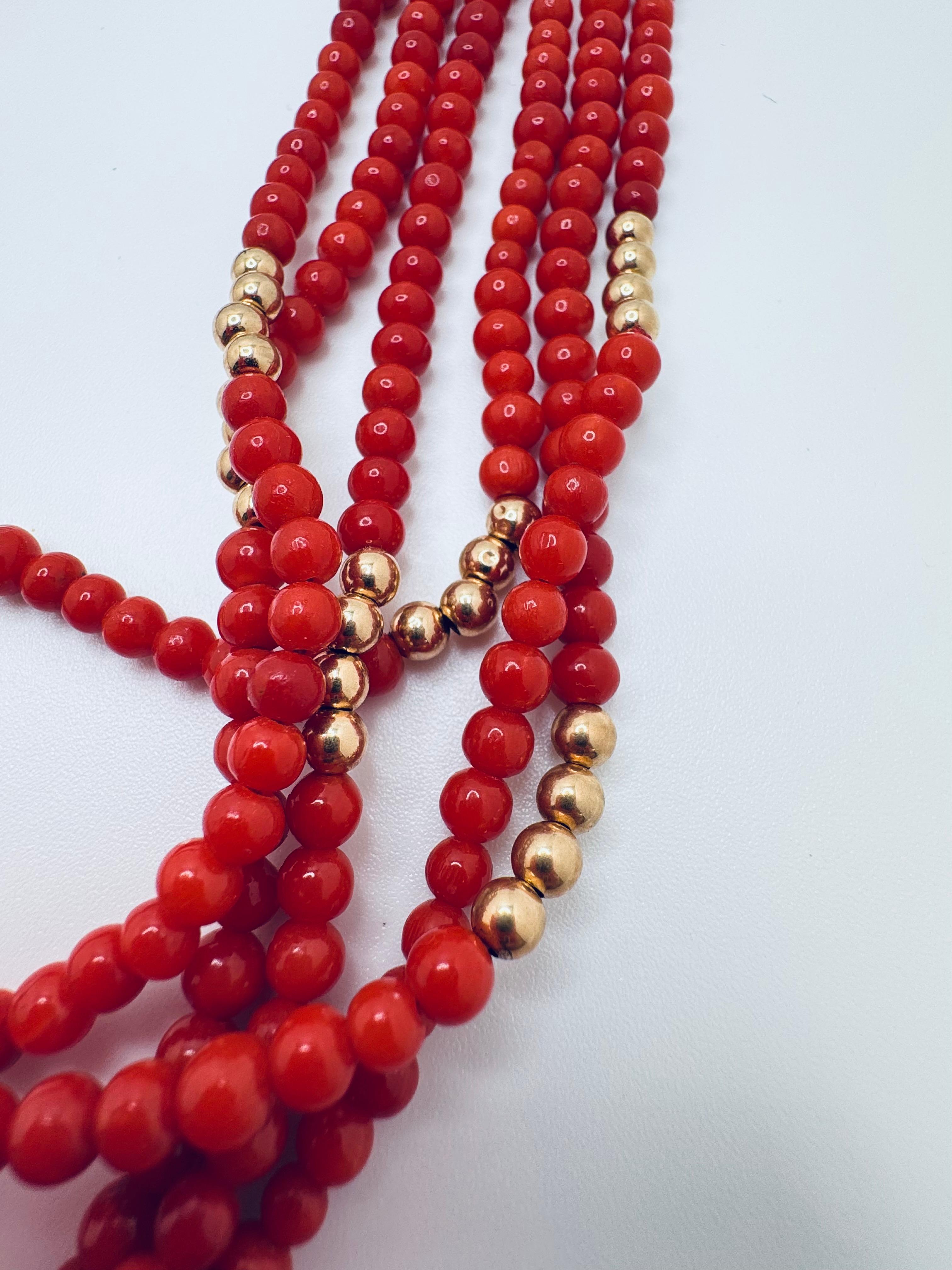 Collana di corallo con perline intrecciate in vendita 3