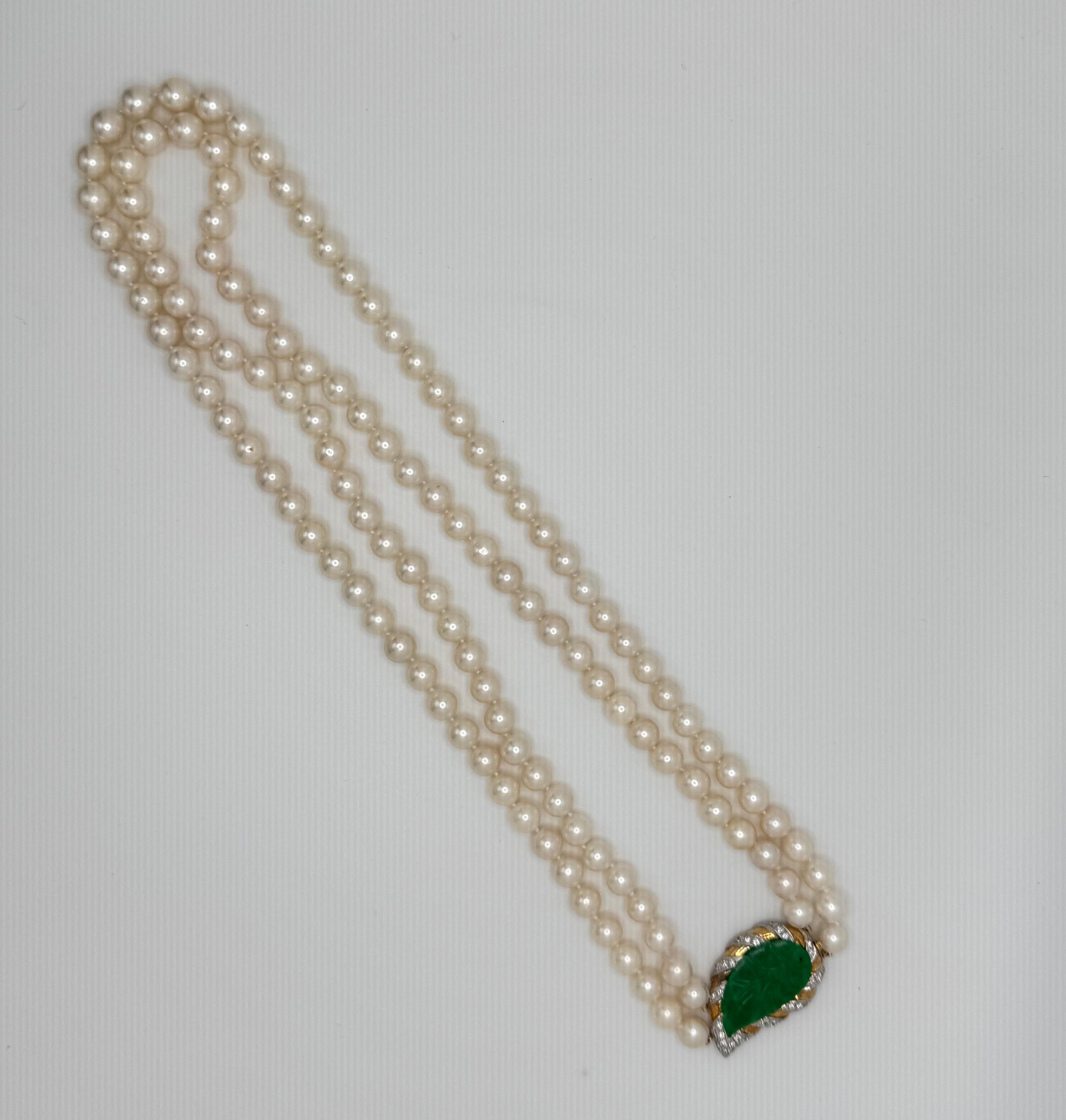 Questa elegante collana a doppio filo presenta perle Akoya color crema abbinate alla giada verde mela. Con una lunghezza di circa 24-25 pollici, la collana è composta da 126 perle lucenti, ognuna delle quali varia da 8,0 mm a 8,5 mm, annodate
