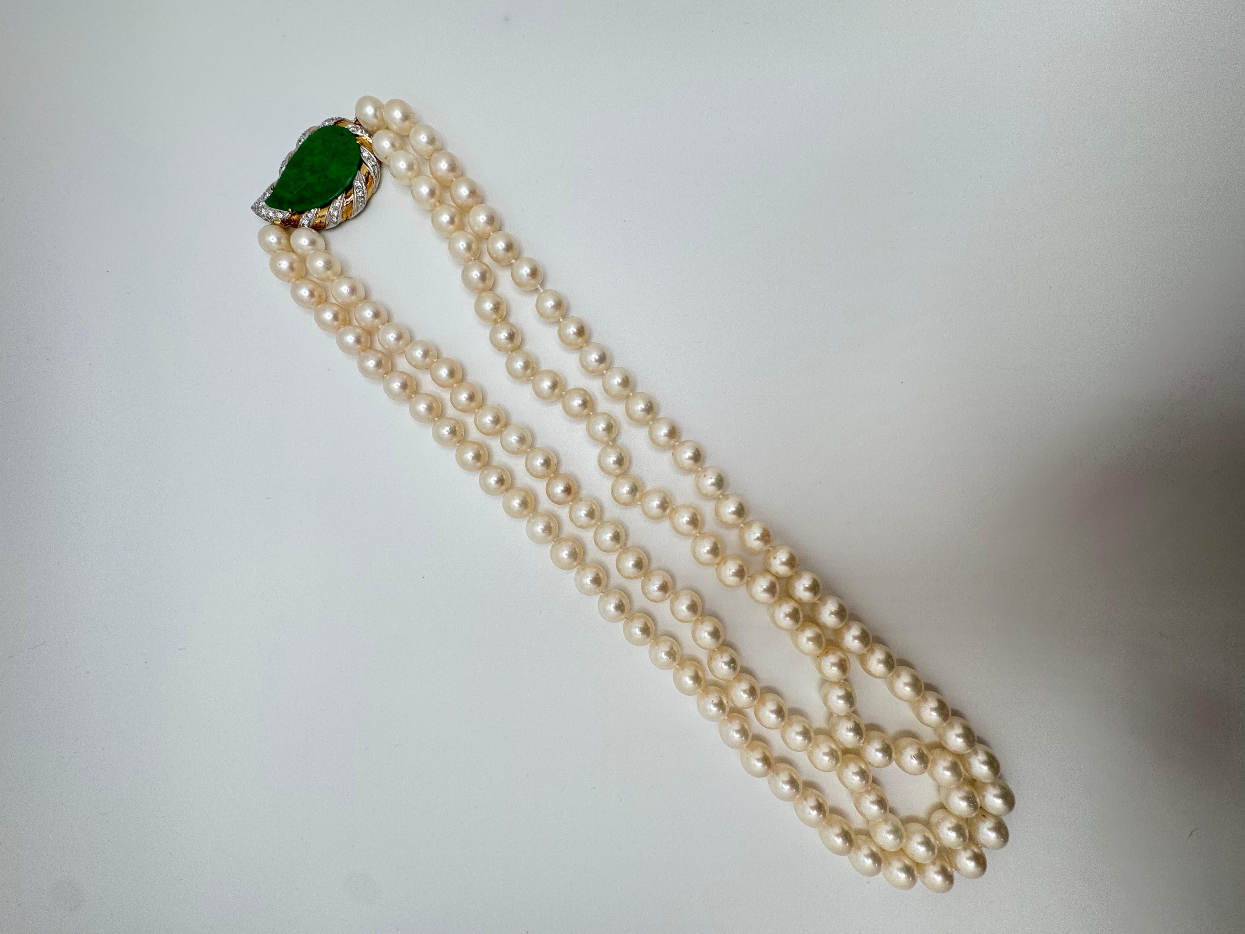 Questa elegante collana a doppio filo presenta perle Akoya color crema abbinate alla giada verde mela. Con una lunghezza che va dai 23 ai 24 pollici, la collana è composta da 114 perle brillanti, ognuna delle quali varia da 8,0 mm a 8,5 mm, annodate