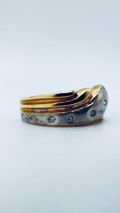 Ring aus 14-karätigem Gelbgold mit Diamanten, sandgestrahlt und hochglanzpoliert