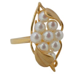 Ring mit einer Gruppe aus weißen Süßwasserperlen und Blumenmuster, 14 Karat Gelbgold