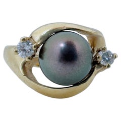 Anello da donna in oro giallo 14 carati con design a bypass, perla tahitiana nera e diamanti