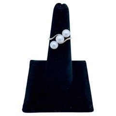 Trois perles blanches de Tahiti serties en diagonale dans de l'or jaune 14 carats, taille 6