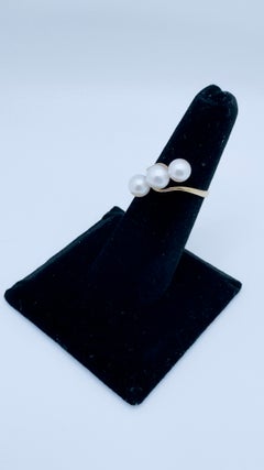 Trois perles blanches de Tahiti serties en diagonale dans de l'or jaune 14 carats, taille 6