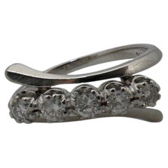 Or blanc 14 carats, 0,25 ct au total, taille femme 4 1/4, bague « bypass » avec diamants serrés à cinq griffes