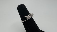 Or blanc 14 carats, 0,25 ct au total, taille femme 4 1/4, bague « bypass » avec diamants serrés à cinq griffes
