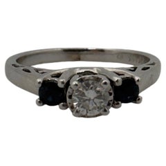 Anello con diamante da 3,4 mm e zaffiri decorativi da 2,5 mm, oro bianco 14 carati, misura 4
