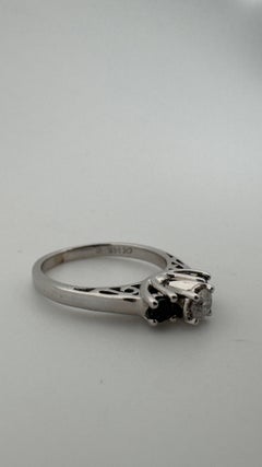 Anello con diamante da 3,4 mm e zaffiri decorativi da 2,5 mm, oro bianco 14 carati, misura 4