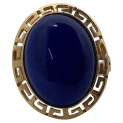 Lapislazzuli con taglio cabochon, castone con motivo a greca, oro giallo 14 carati