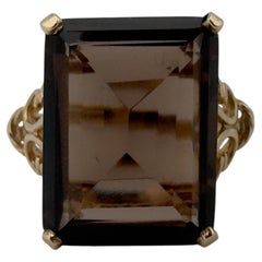 Quarzo fumé taglio "cushion" di colore medio-scuro, 11,40 ct, oro giallo 14 carati, misura 7