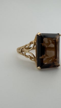Quarzo fumé taglio "cushion" di colore medio-scuro, 11,40 ct, oro giallo 14 carati, misura 7