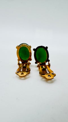 Pendientes de clip con cabujón ovalado de jade verde, oro amarillo de 14 quilates