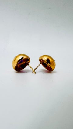 Pendientes de botón abombados con amatistas engastadas en bisel de oro amarillo de 14 quilates, 5,3 gramos