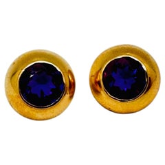Pendientes de botón abombados con amatistas engastadas en bisel de oro amarillo de 14 quilates, 5,3 gramos