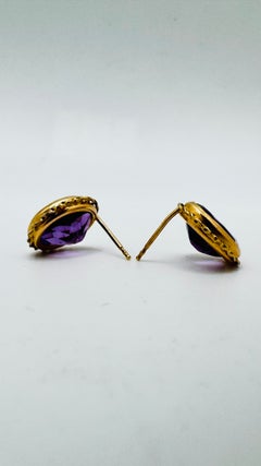 Pendientes de botón con amatistas ovaladas engastadas en bisel de oro amarillo de 14 quilates, 1,60 gramos