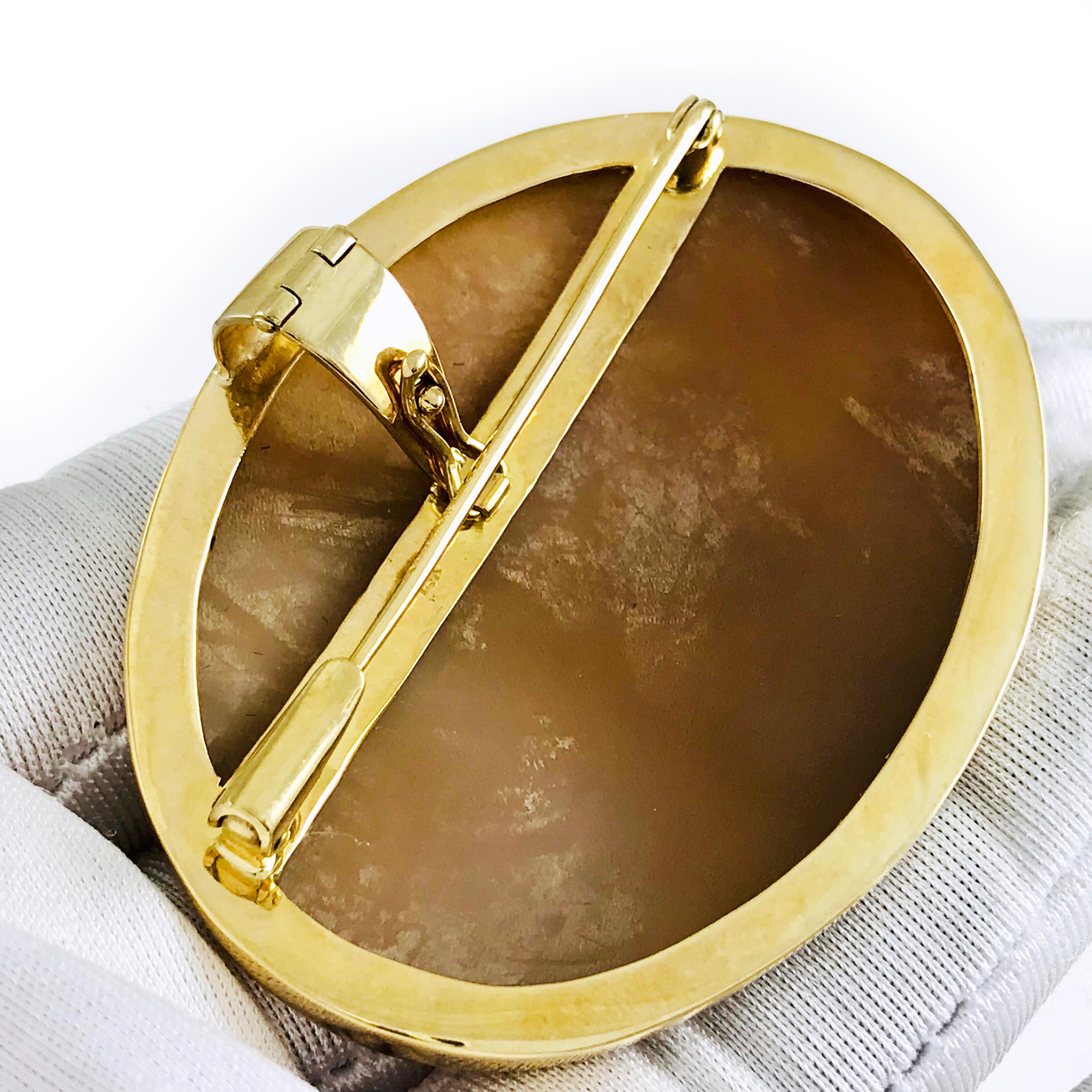 Pendentif broche camée en or 14 carats, Sitting Pretty Unisexe en vente
