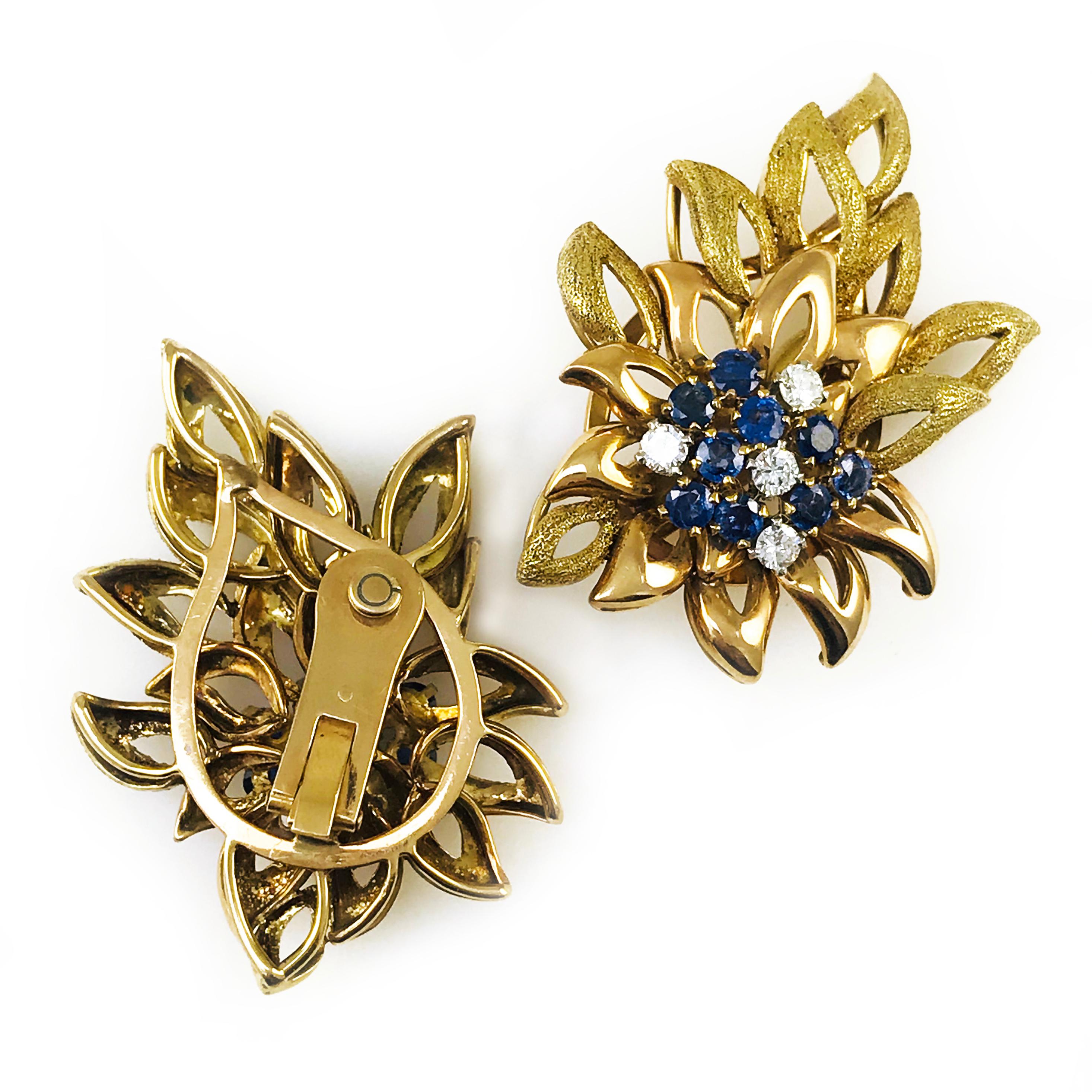 Taille ronde Clips d'oreilles en or bicolore, saphir et diamant en vente