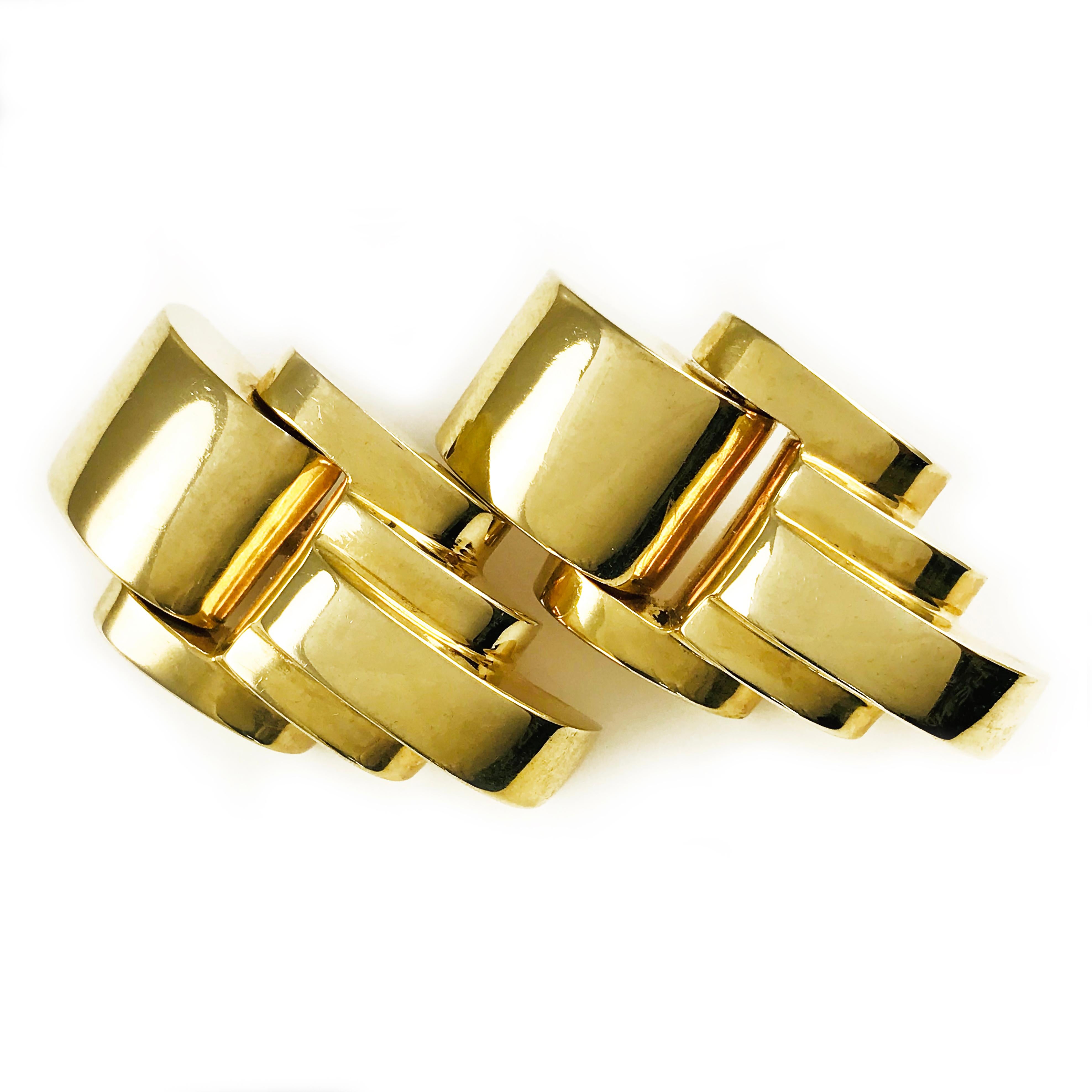 Orecchini pesanti in oro giallo 14 carati in stile Art Deco. Il motivo smerlato degli orecchini imita il famoso stile dell'architettura Art Deco. Questi orecchini hanno un perno e una clip Omega. Gli orecchini hanno un peso totale di 22,7 grammi.