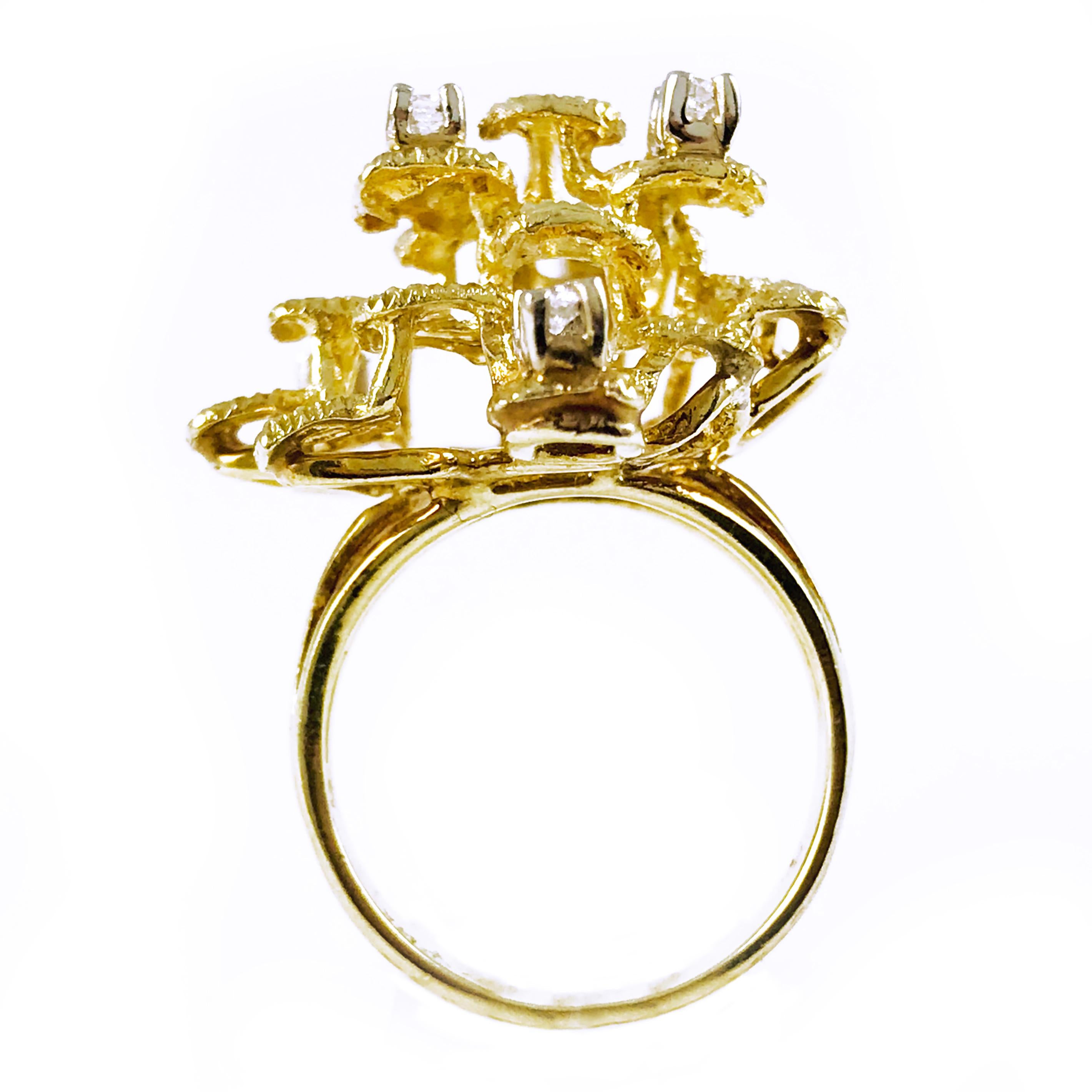 Gelber strukturierter Gold-Diamantring, ca. 1980er Jahre für Damen oder Herren im Angebot