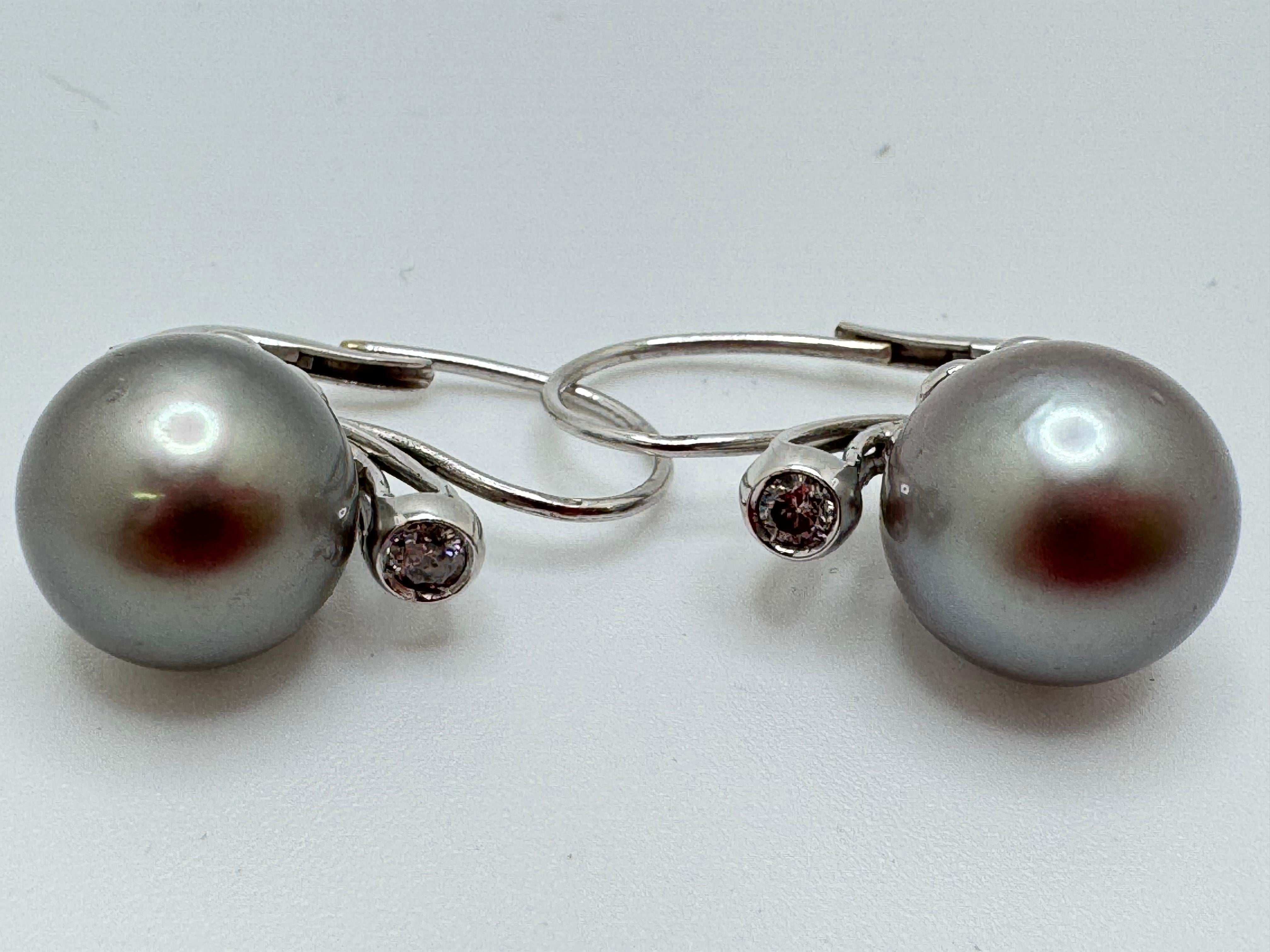 Boucles d'oreilles en argent de Tahiti avec diamants 18 carats et perles d'argent en vente 2