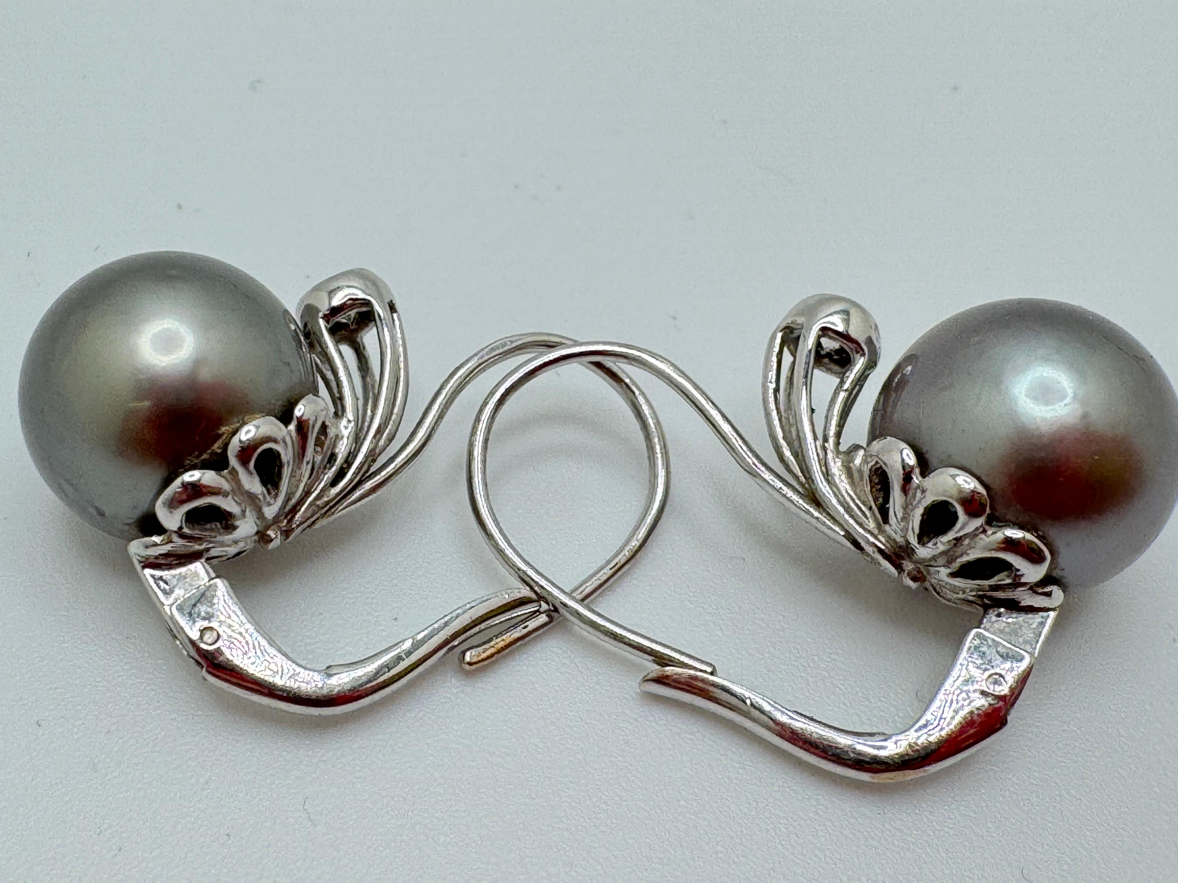 Boucles d'oreilles en argent de Tahiti avec diamants 18 carats et perles d'argent en vente 1