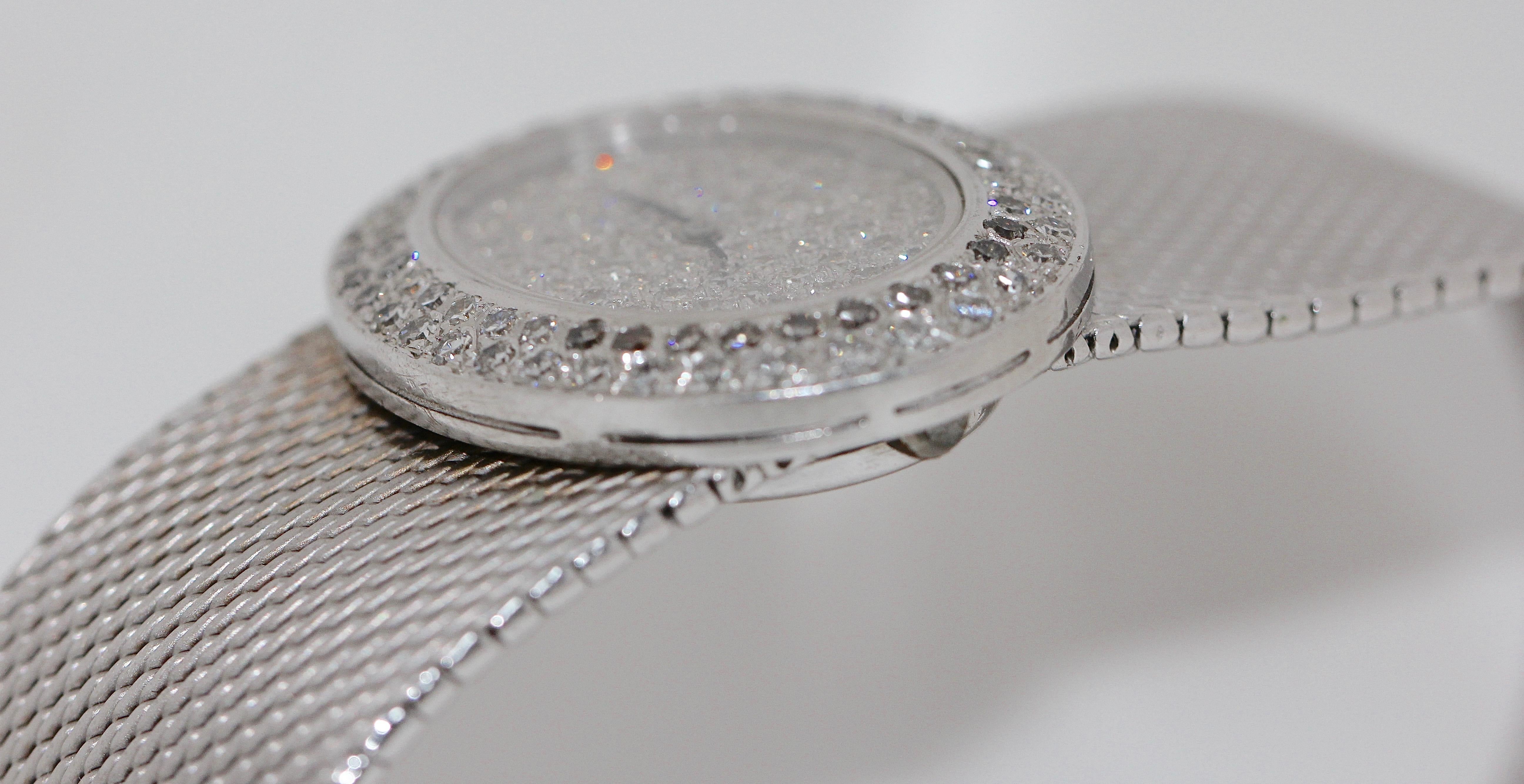 Taille ronde Montre-bracelet large et lourde en or blanc 14 carats avec diamants pour femmes en vente