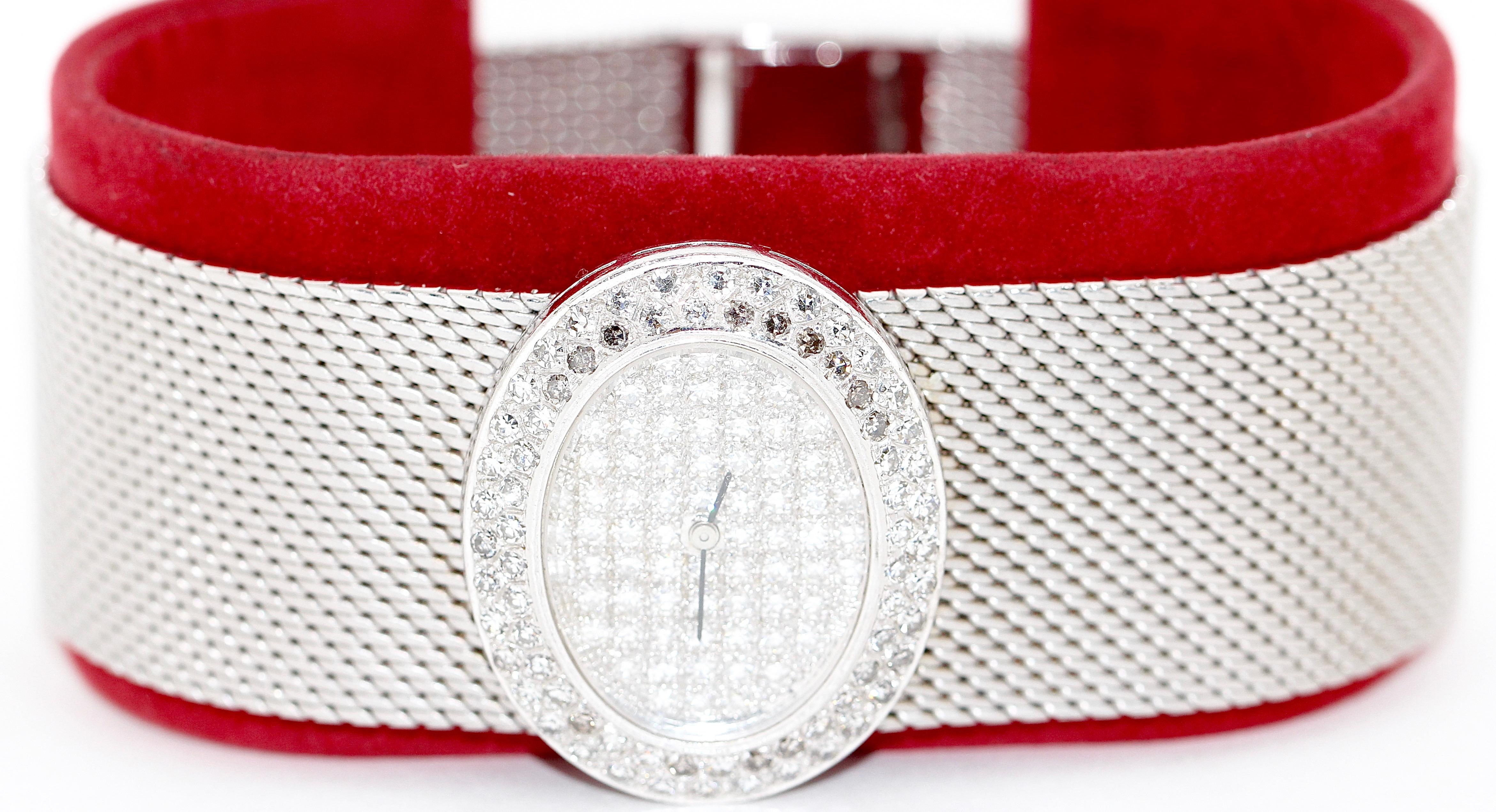 Wide and Heavy Ladies Diamond Wristwatch, 14 Karat White Gold In Good Condition For Sale In Berlin, DE