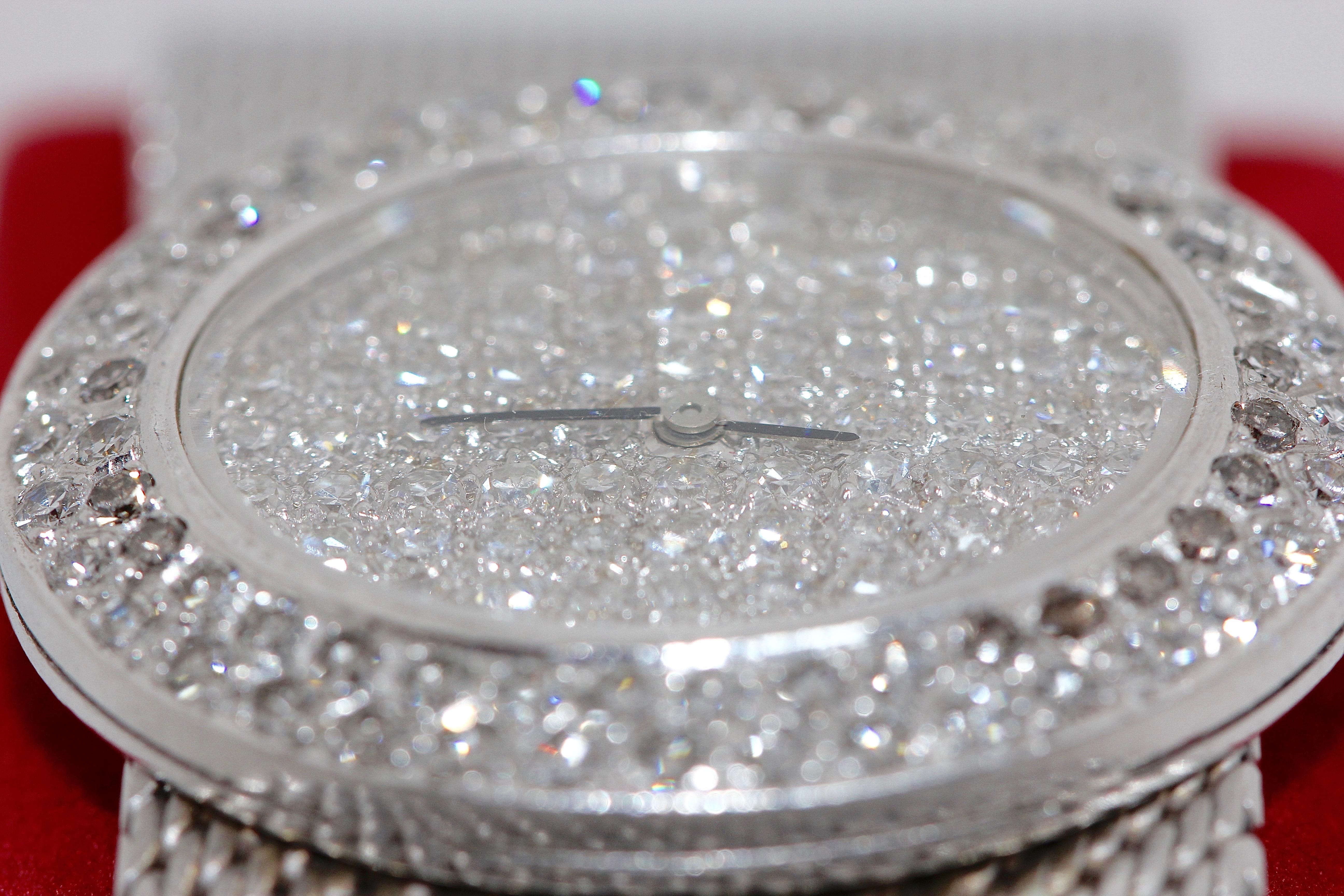 Montre-bracelet large et lourde en or blanc 14 carats avec diamants pour femmes en vente 1