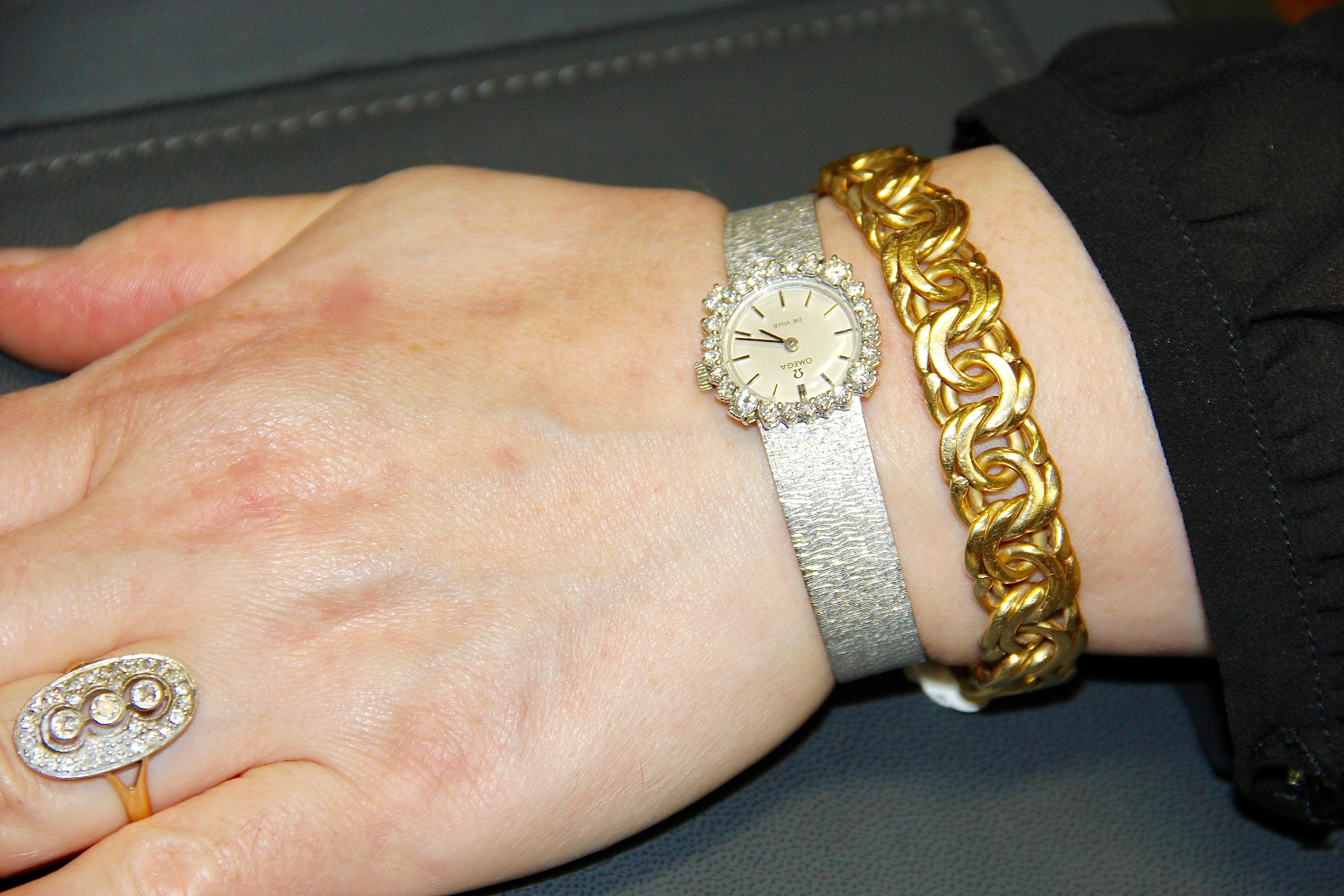 Beautiful Omega Ladies Diamond Watch, 18 Karat Gold, Set with 24 Brilliants 1