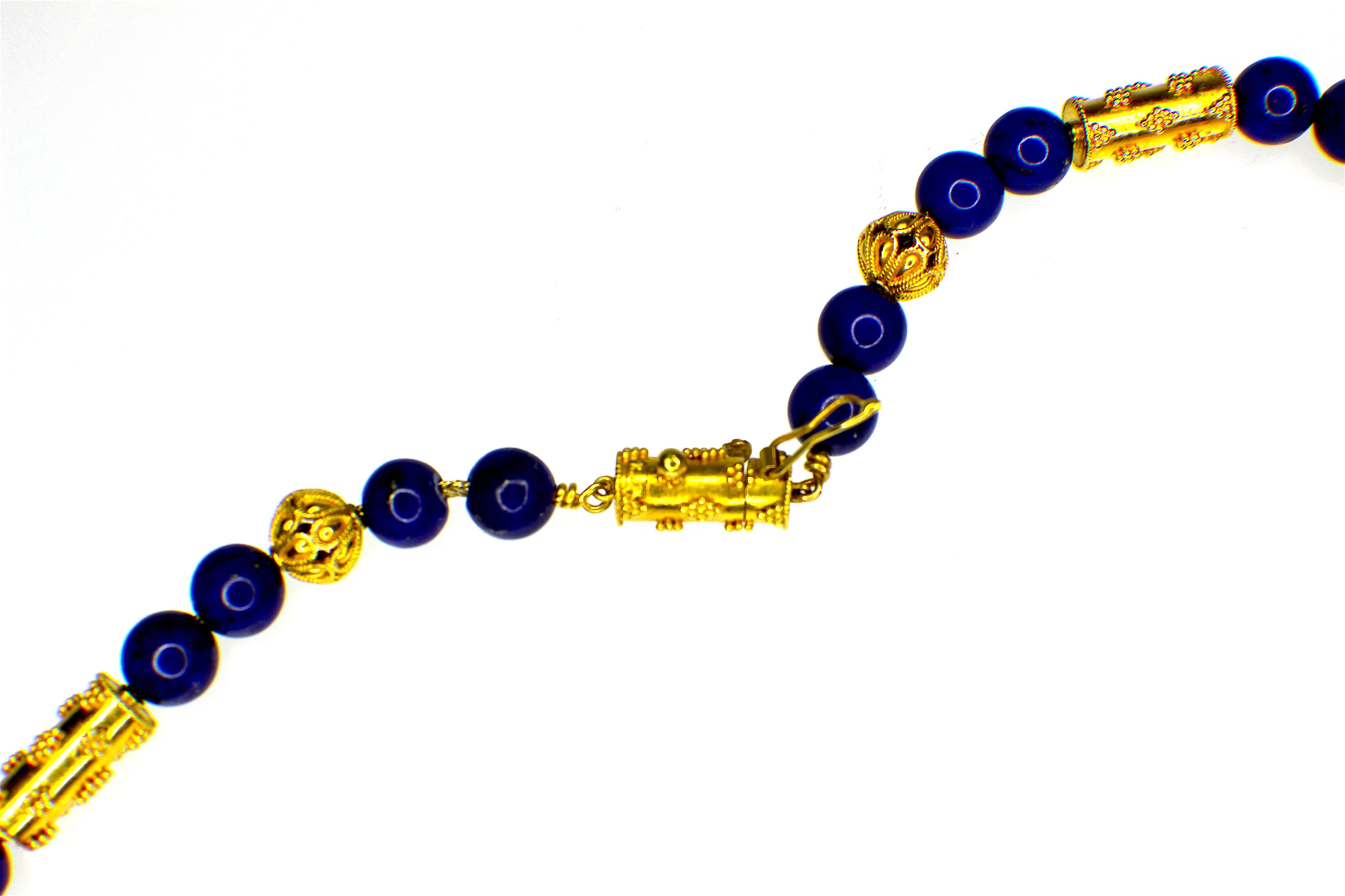 GEMOLITHOS Halskette aus 22 Karat Gold und Lapislazuli mit Granulationstechnik, 1970er Jahre im Zustand „Hervorragend“ im Angebot in Munich, DE