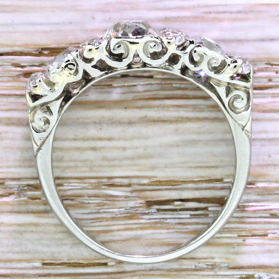 Early 20th Century 3.00 Carat Old Cut Diamond gold Trilogy Ring In Good Condition In Theydon Bois, Essex