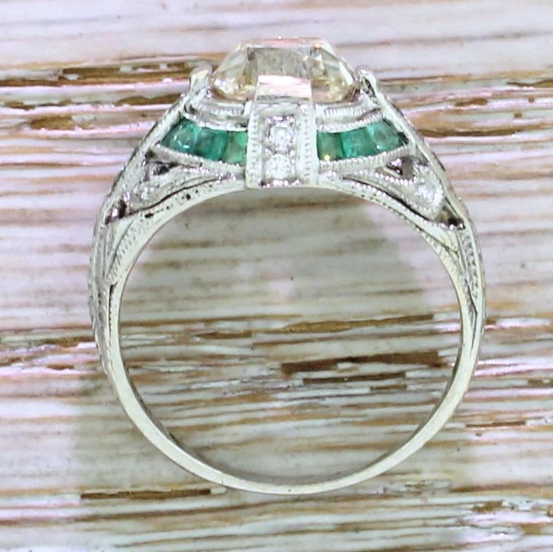 Art Deco 2.01 Carat Old Cut Diamond Emerald gold Engagement Ring In Good Condition For Sale In Theydon Bois, Essex