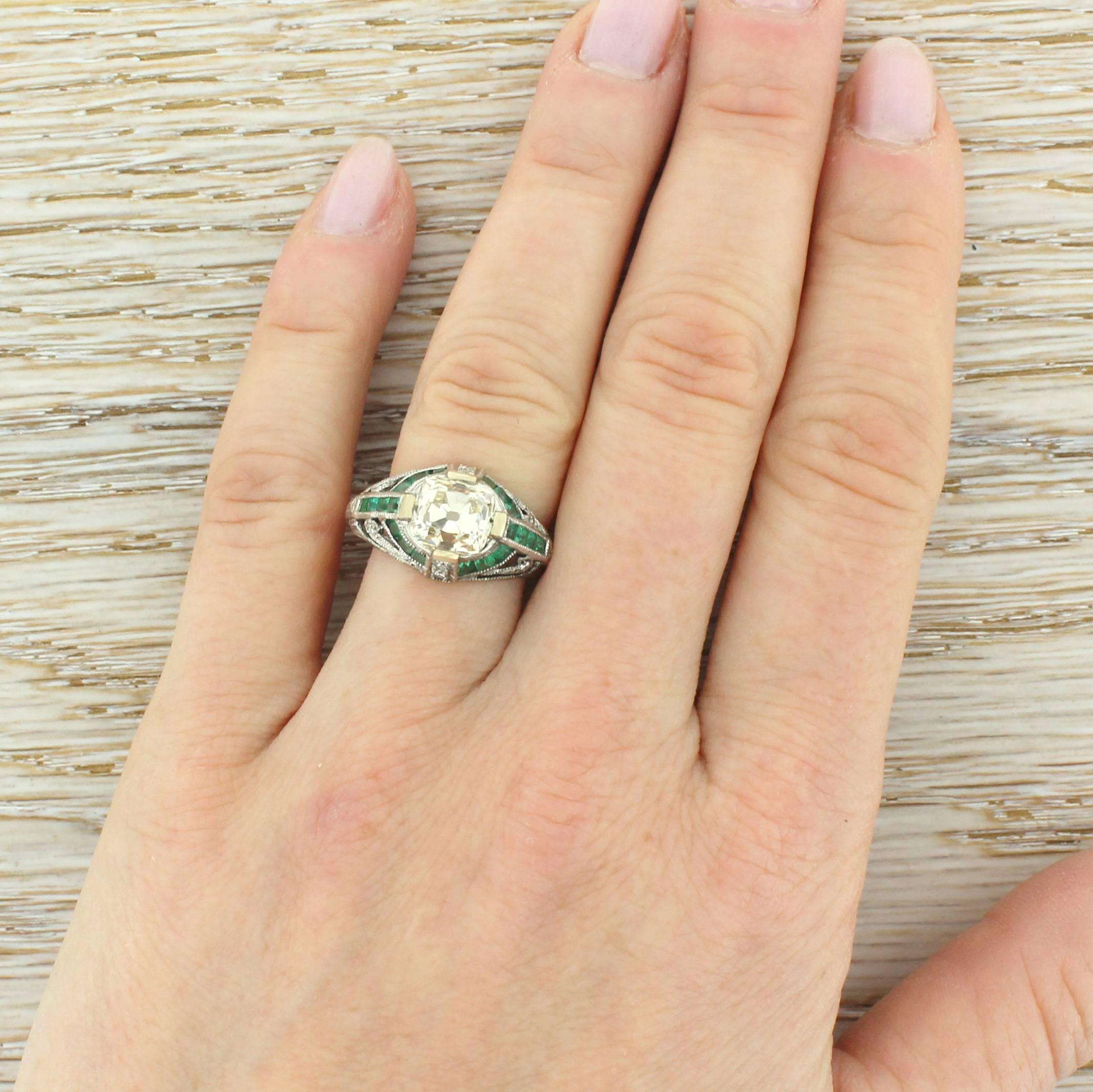 Women's Art Deco 2.01 Carat Old Cut Diamond Emerald gold Engagement Ring For Sale