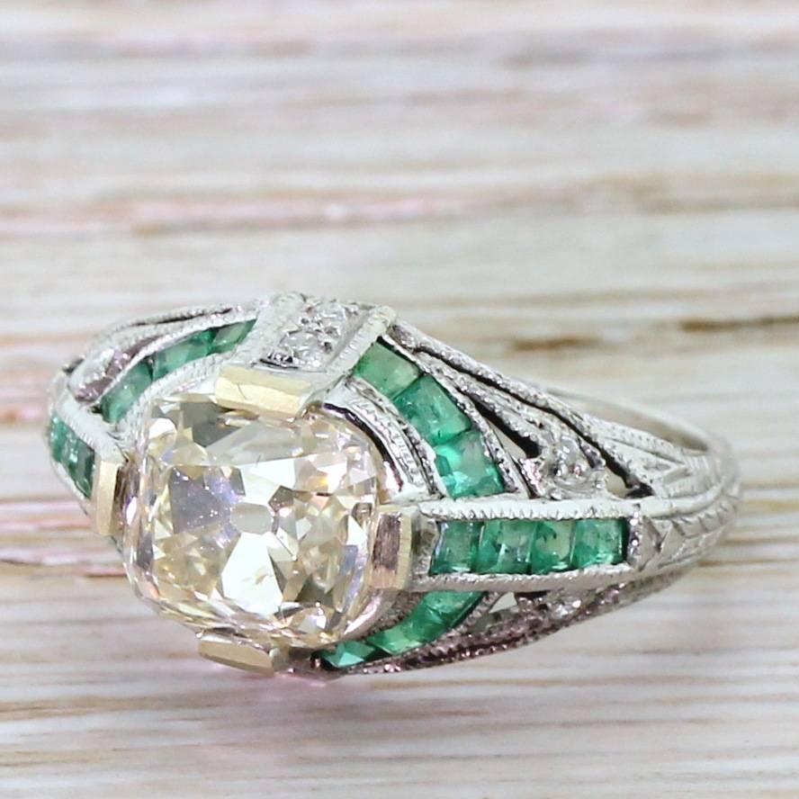 Art Deco 2.01 Carat Old Cut Diamond Emerald gold Engagement Ring For Sale 1