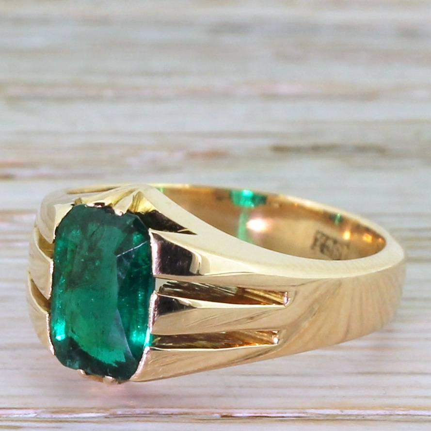 Victorian 1.60 Carat Rectangular Cut Emerald Solitaire Ring For Sale 2